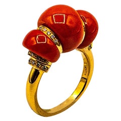 Bague cocktail de style Art déco en or jaune avec diamant blanc et corail rouge méditerranéen