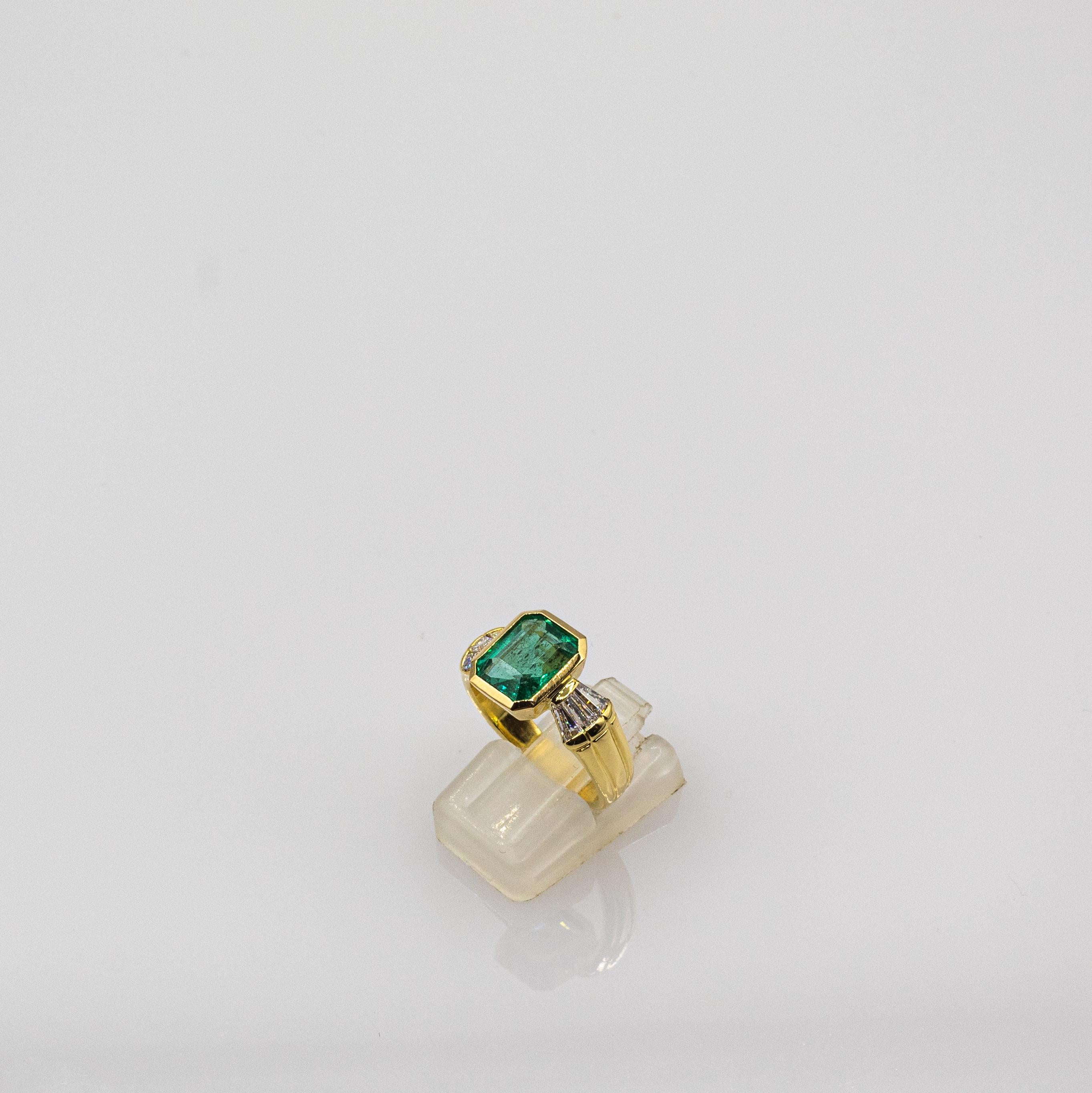 Art Deco-Cocktailring mit weißem Diamanten im Achteckschliff und Smaragd in Gelbgold im Angebot 1