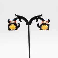 Clip-Ohrringe im Art-Déco-Stil mit weißem Diamanten, Opal, Onyx, roter Koralle und Gelbgold