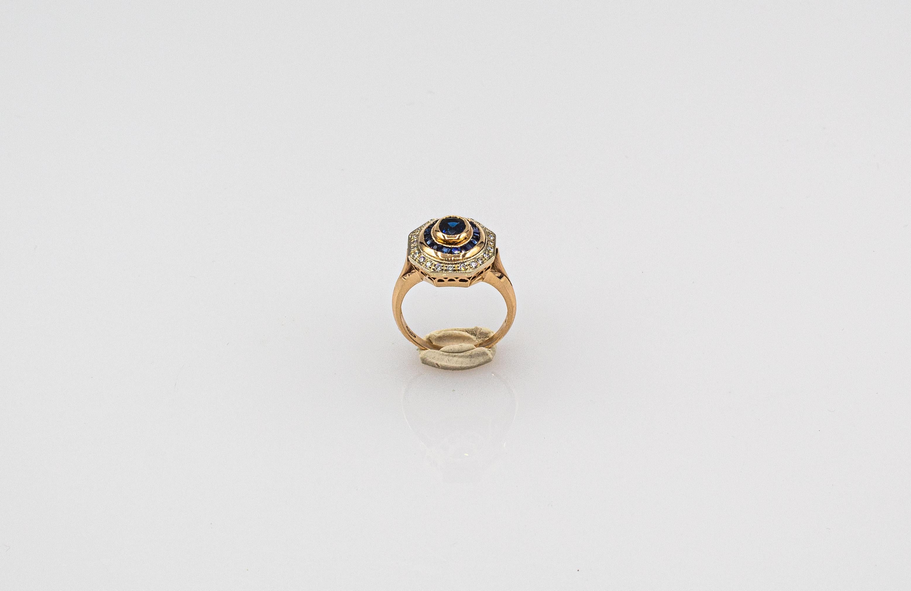 Bague cocktail de style Art déco en or jaune avec diamants blancs et saphirs bleus taille ovale Unisexe en vente