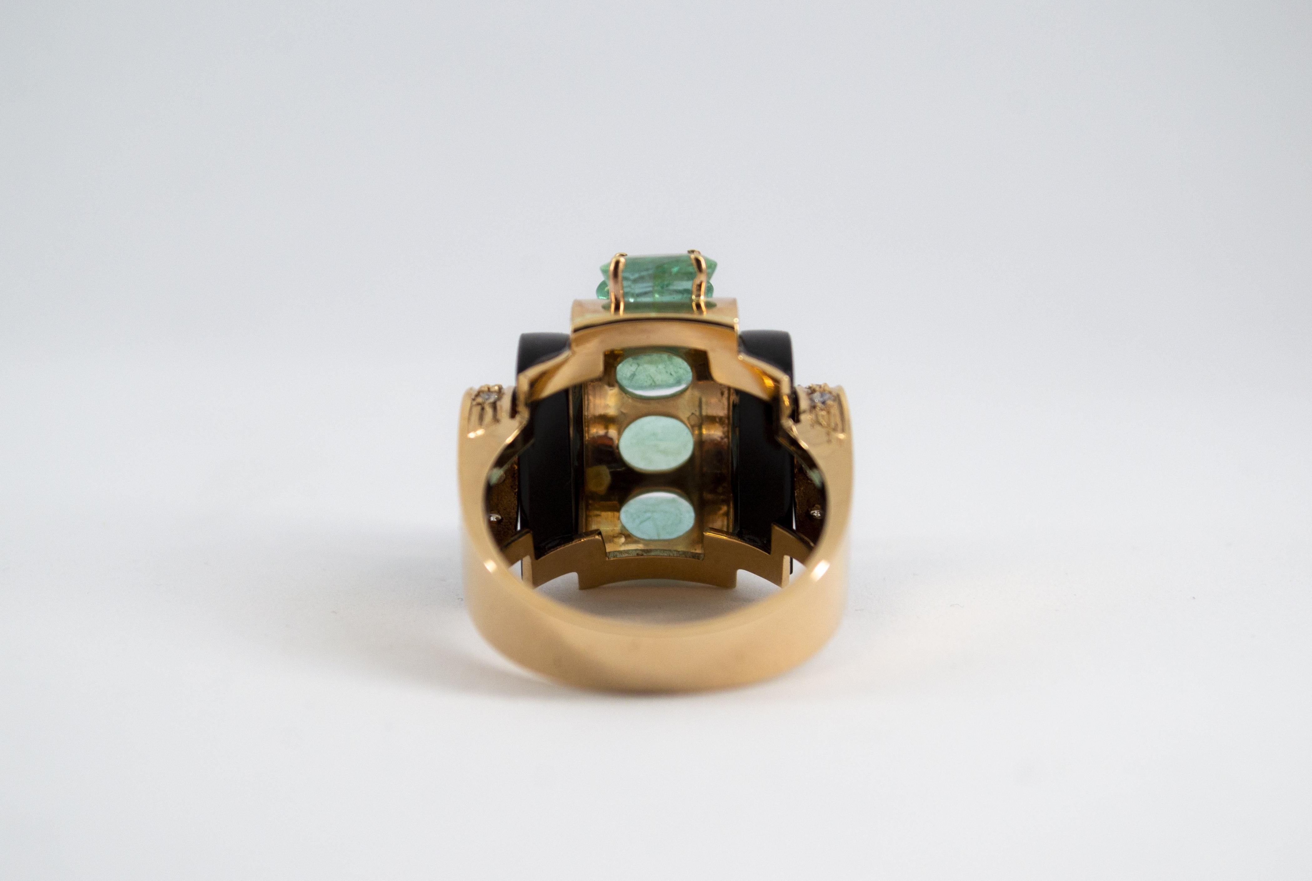 Art Deco Style White Diamond Oval Cut Emerald Onyx Yellow Gold Cocktail Ring en vente 4
