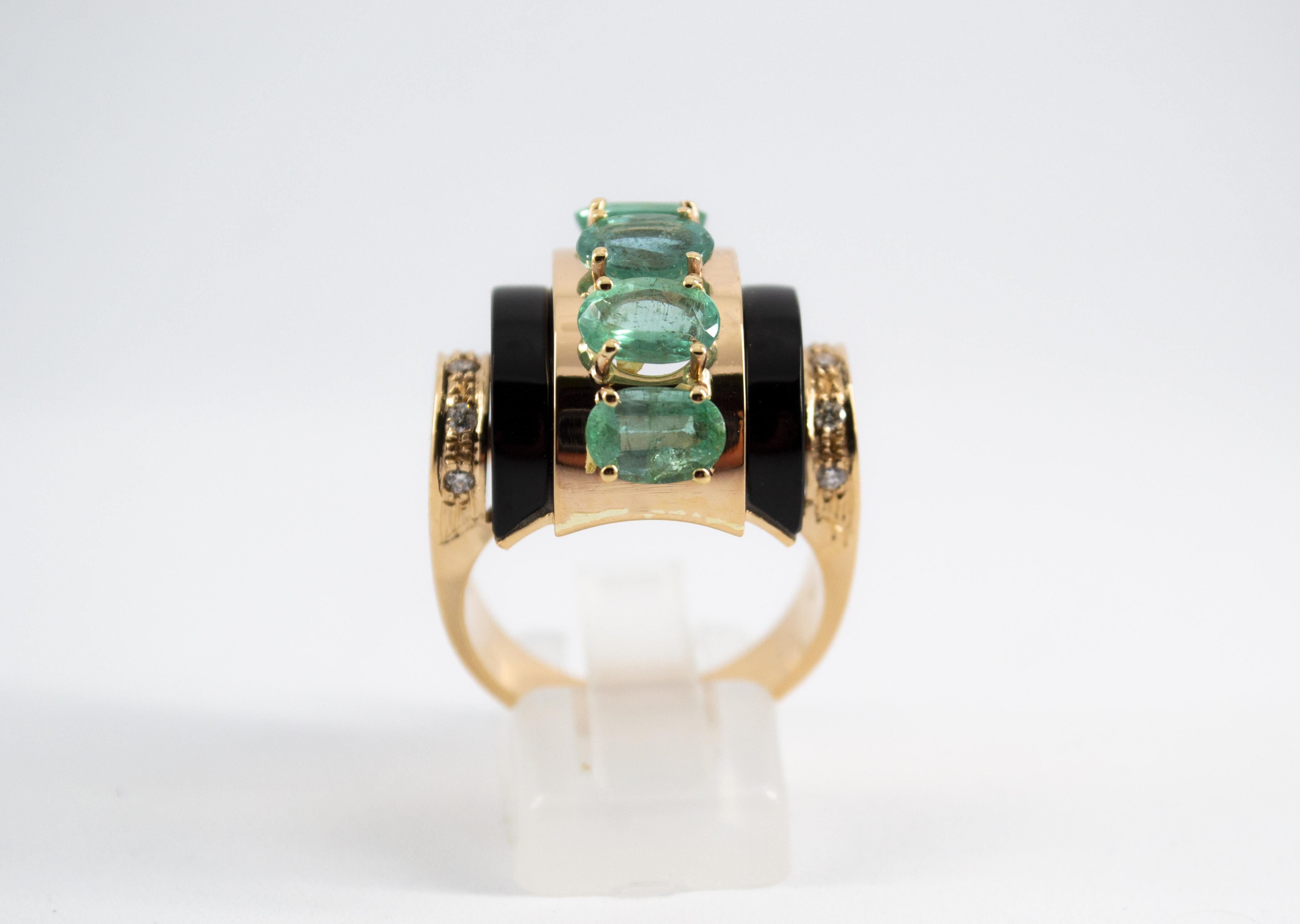 Taille brillant Art Deco Style White Diamond Oval Cut Emerald Onyx Yellow Gold Cocktail Ring en vente