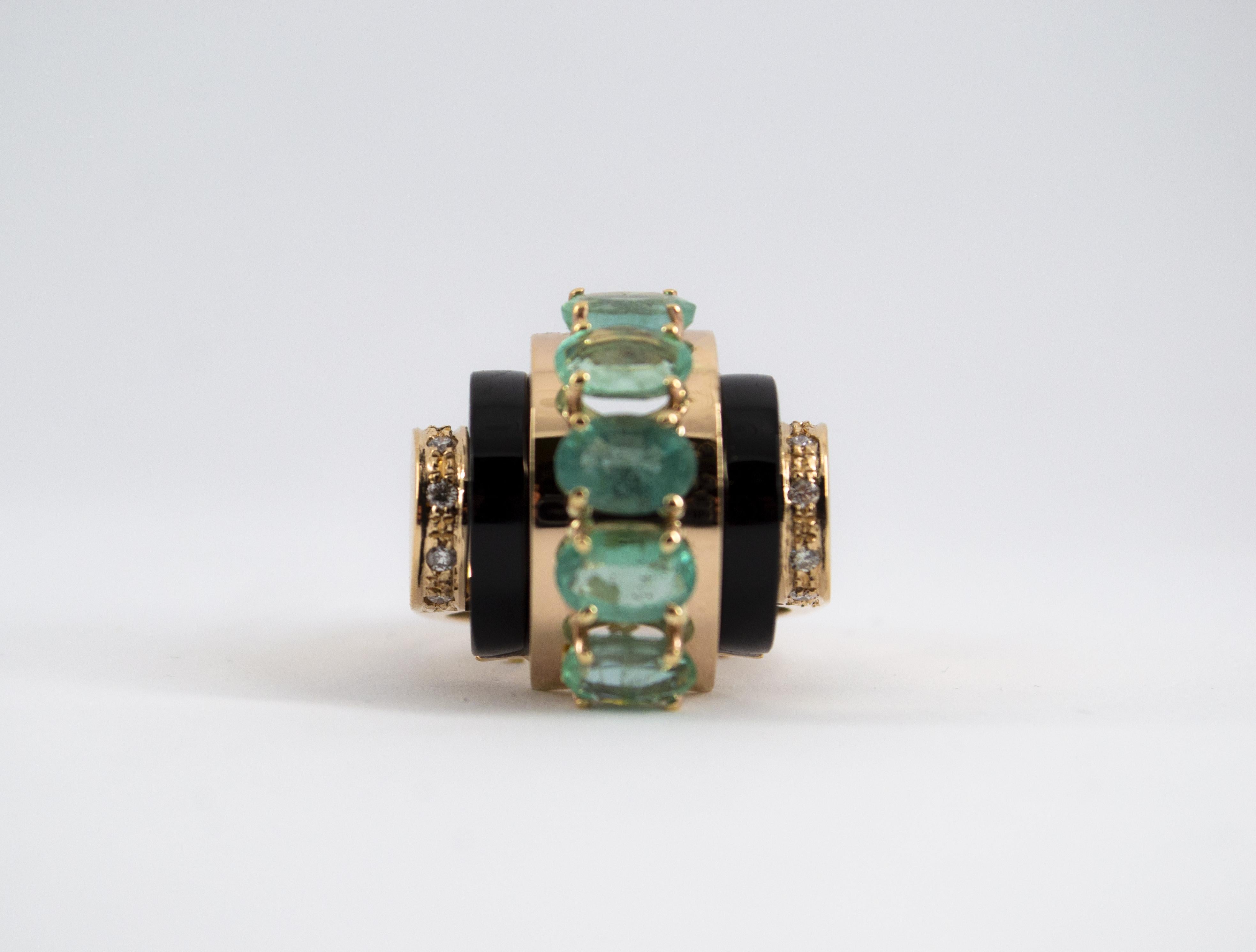Art Deco Style White Diamond Oval Cut Emerald Onyx Yellow Gold Cocktail Ring en vente 2