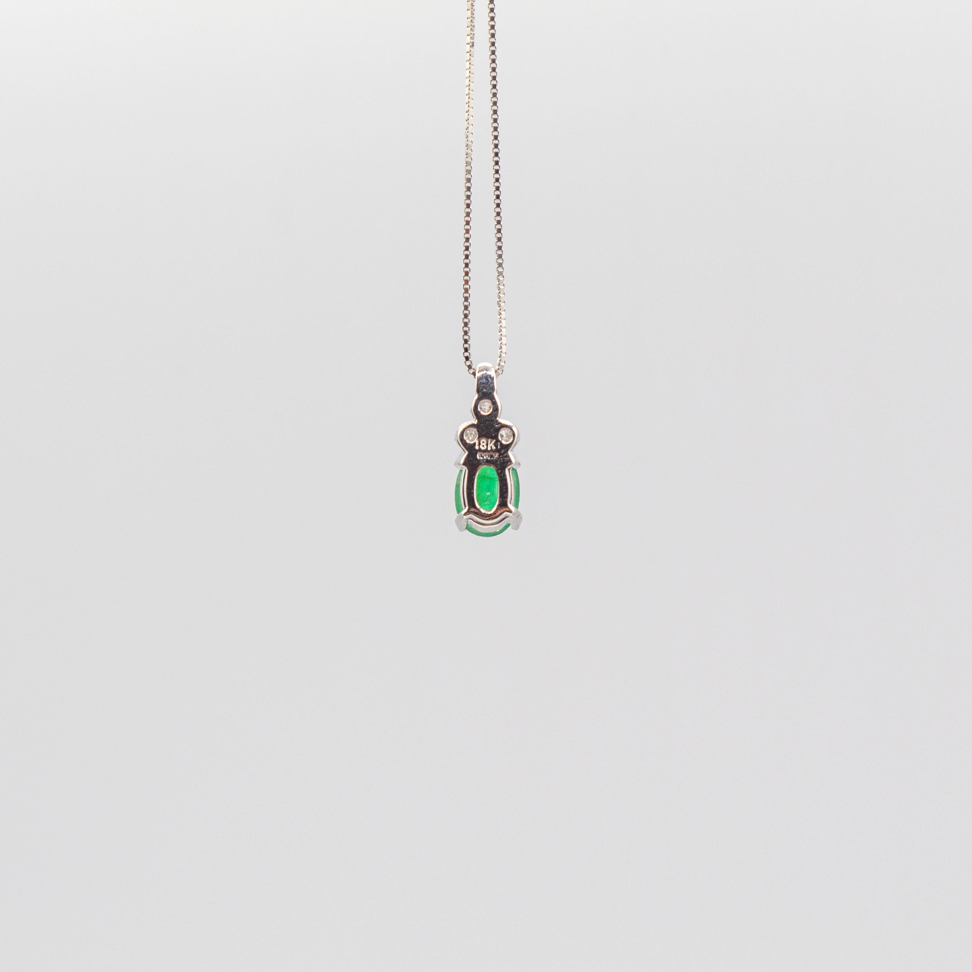 Collana con ciondolo in oro bianco con diamante bianco taglio ovale e smeraldo in stile Art Deco in vendita 1
