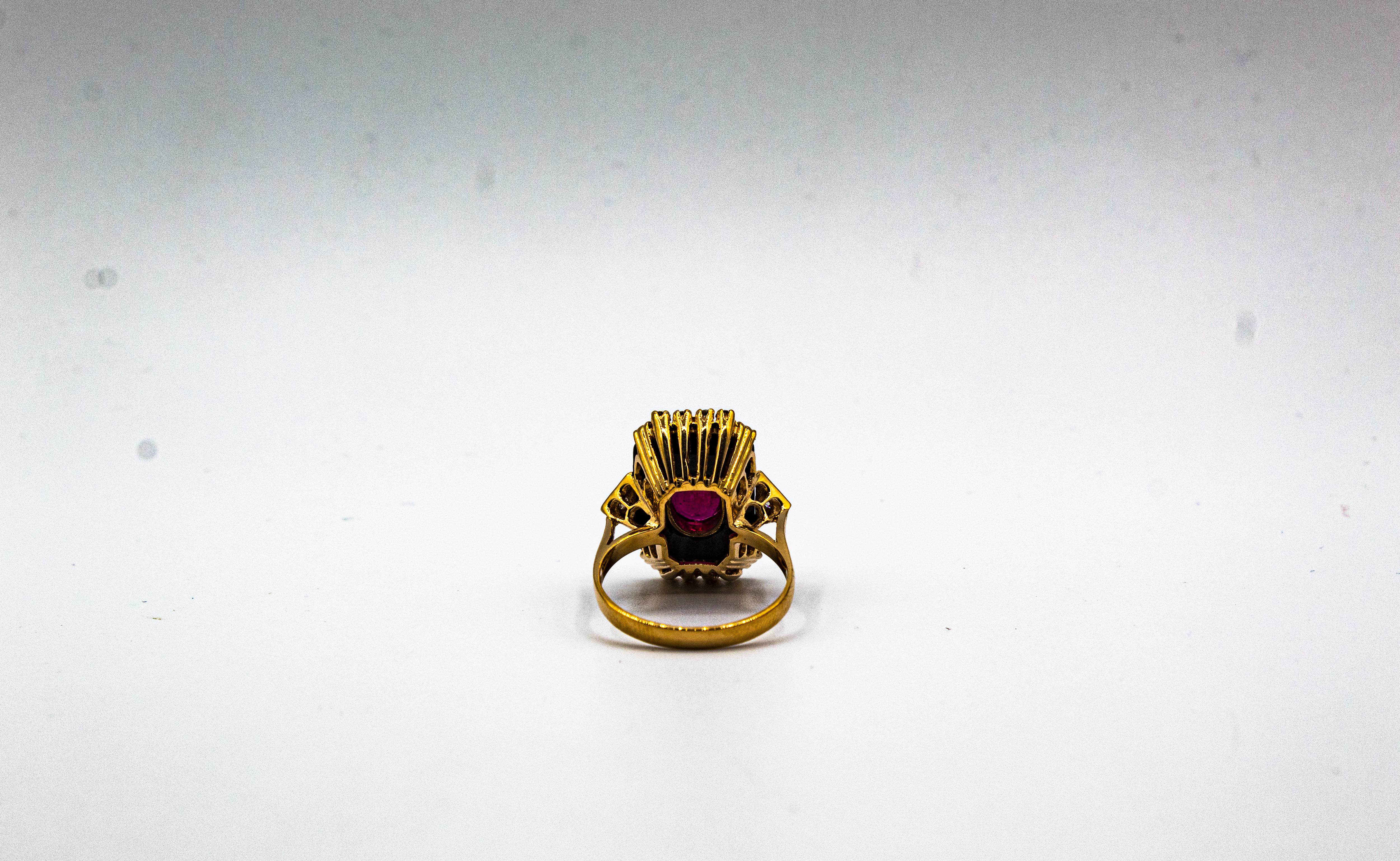 Anello da cocktail in oro giallo con diamante bianco e taglio ovale di rubino e onice in stile Art Deco in vendita 5