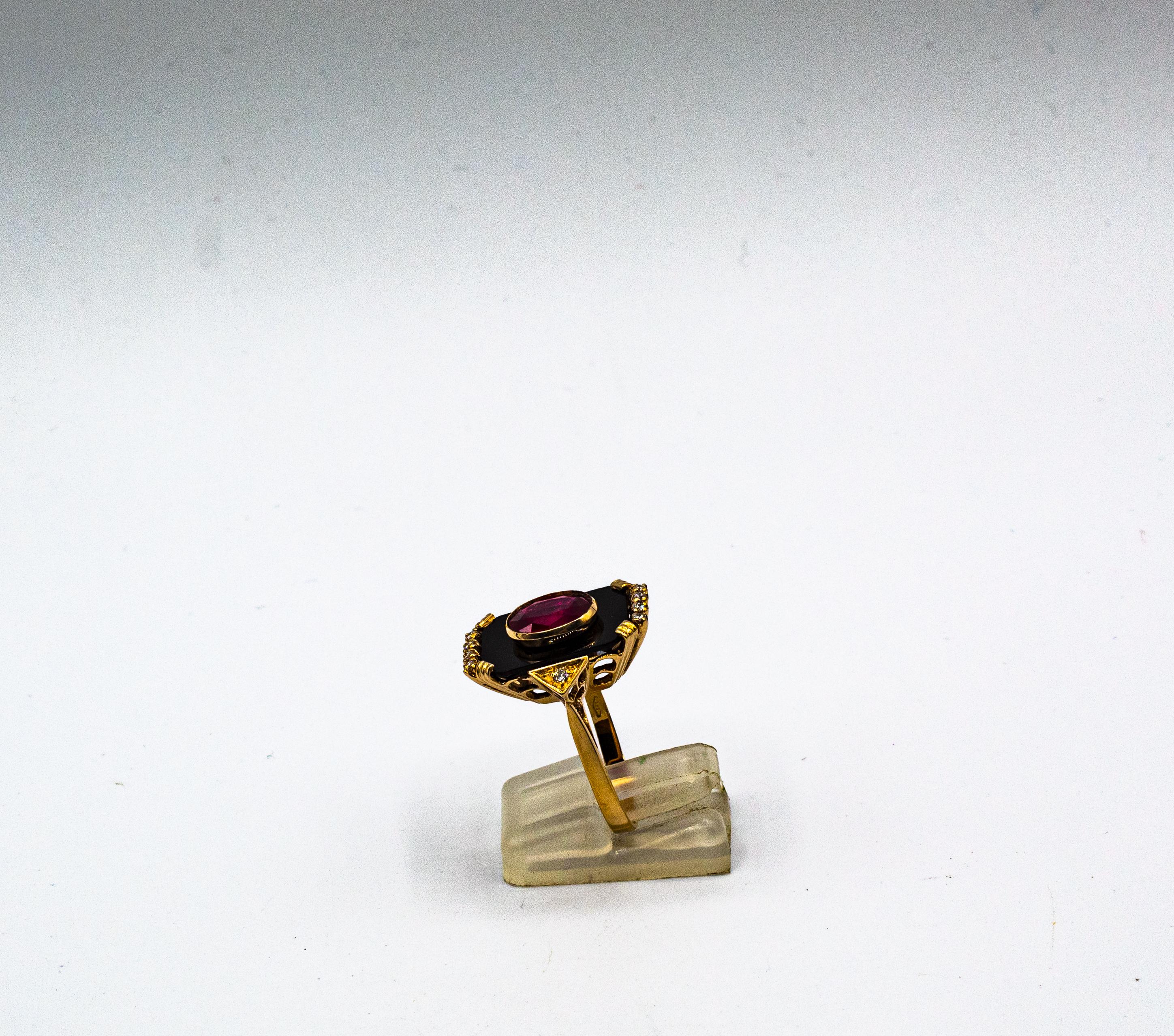 Taglio brillante Anello da cocktail in oro giallo con diamante bianco e taglio ovale di rubino e onice in stile Art Deco in vendita