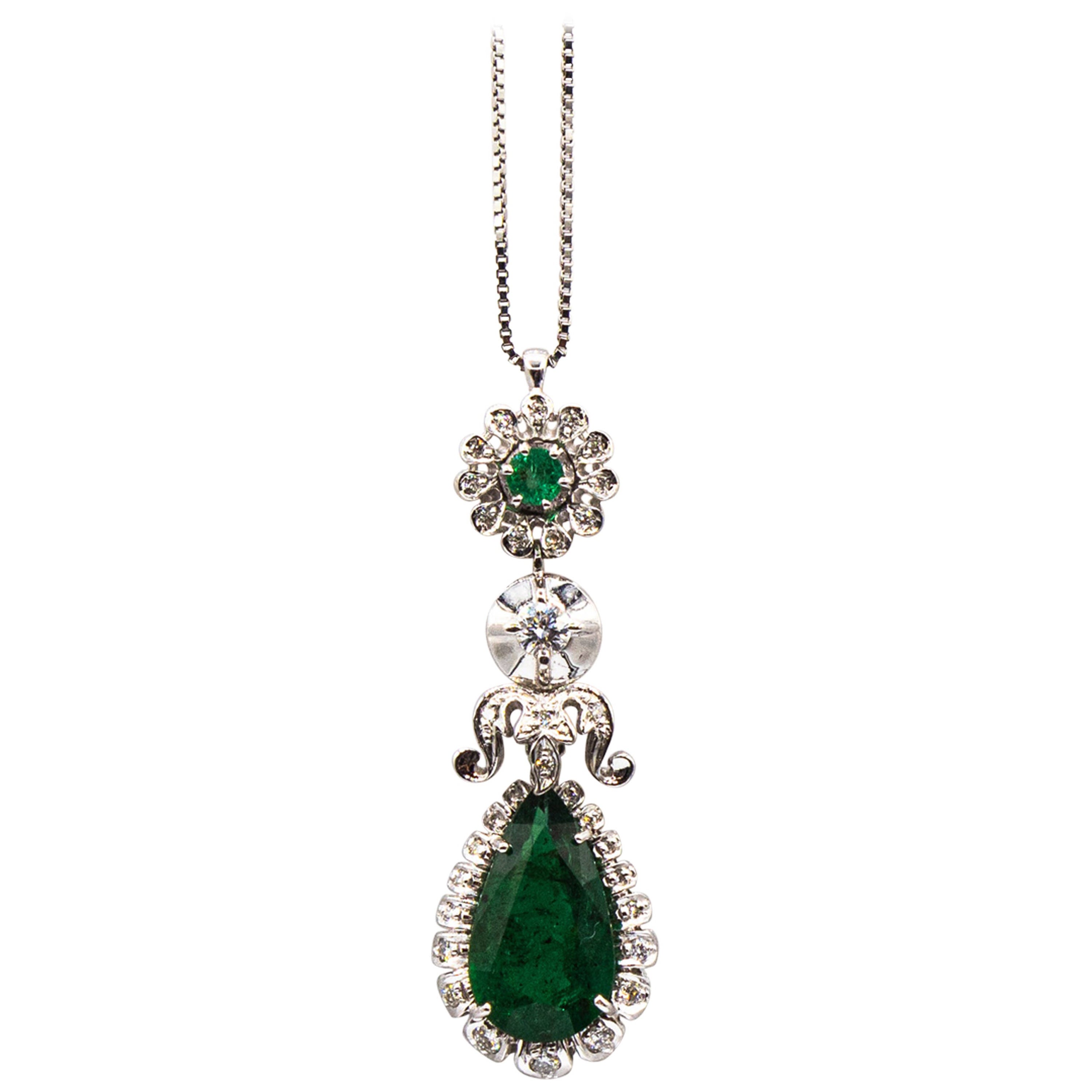 Collier pendentif de style Art déco en or blanc avec diamants blancs taille poire et émeraudes
