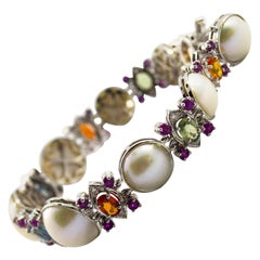Bracciale in oro bianco con diamanti bianchi, perle, rubini, zaffiri gialli e blu in stile Art Deco
