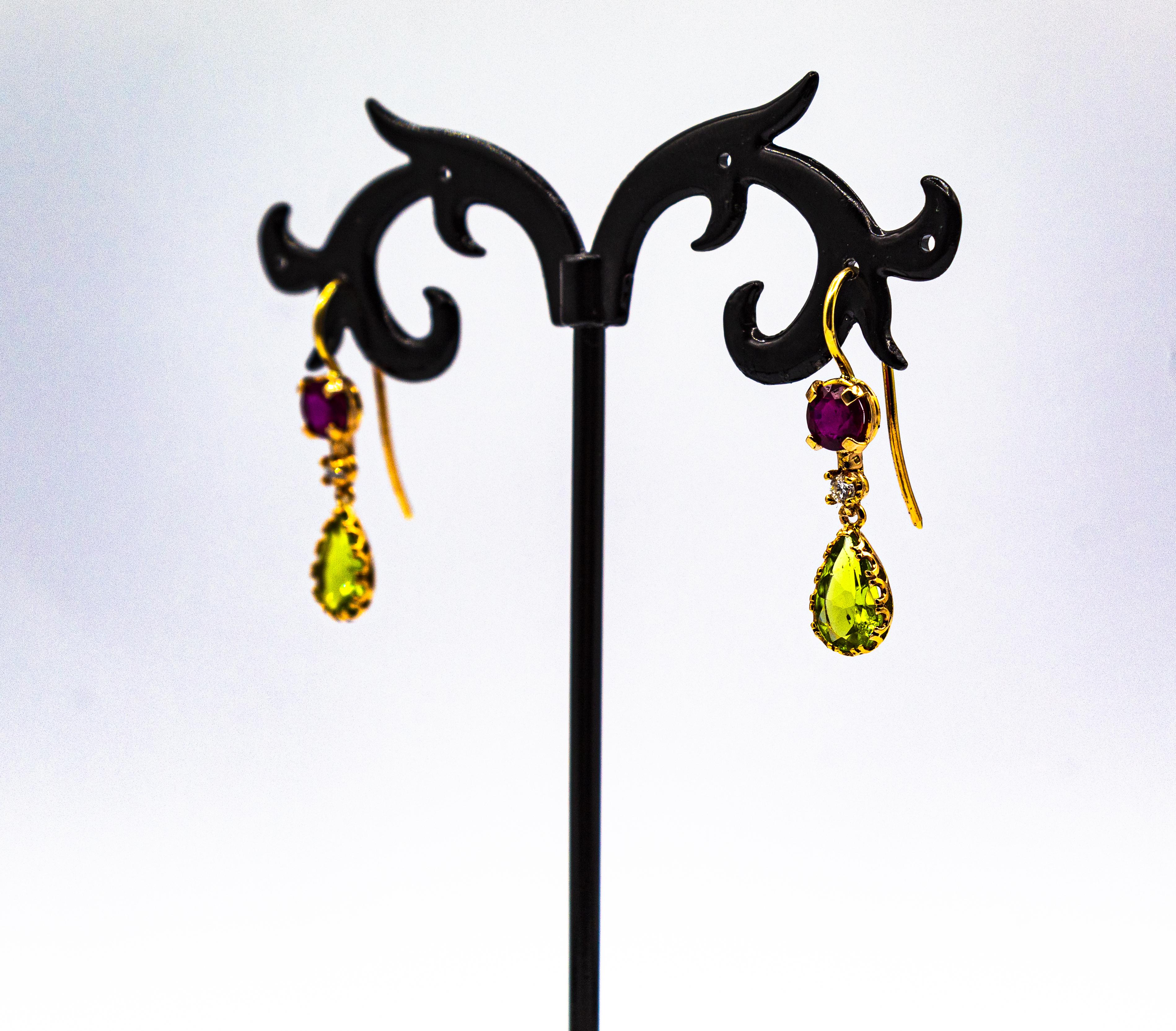 Clous d'oreilles pendantes de style Art déco en or jaune avec diamants blancs, péridots et rubis en vente 5