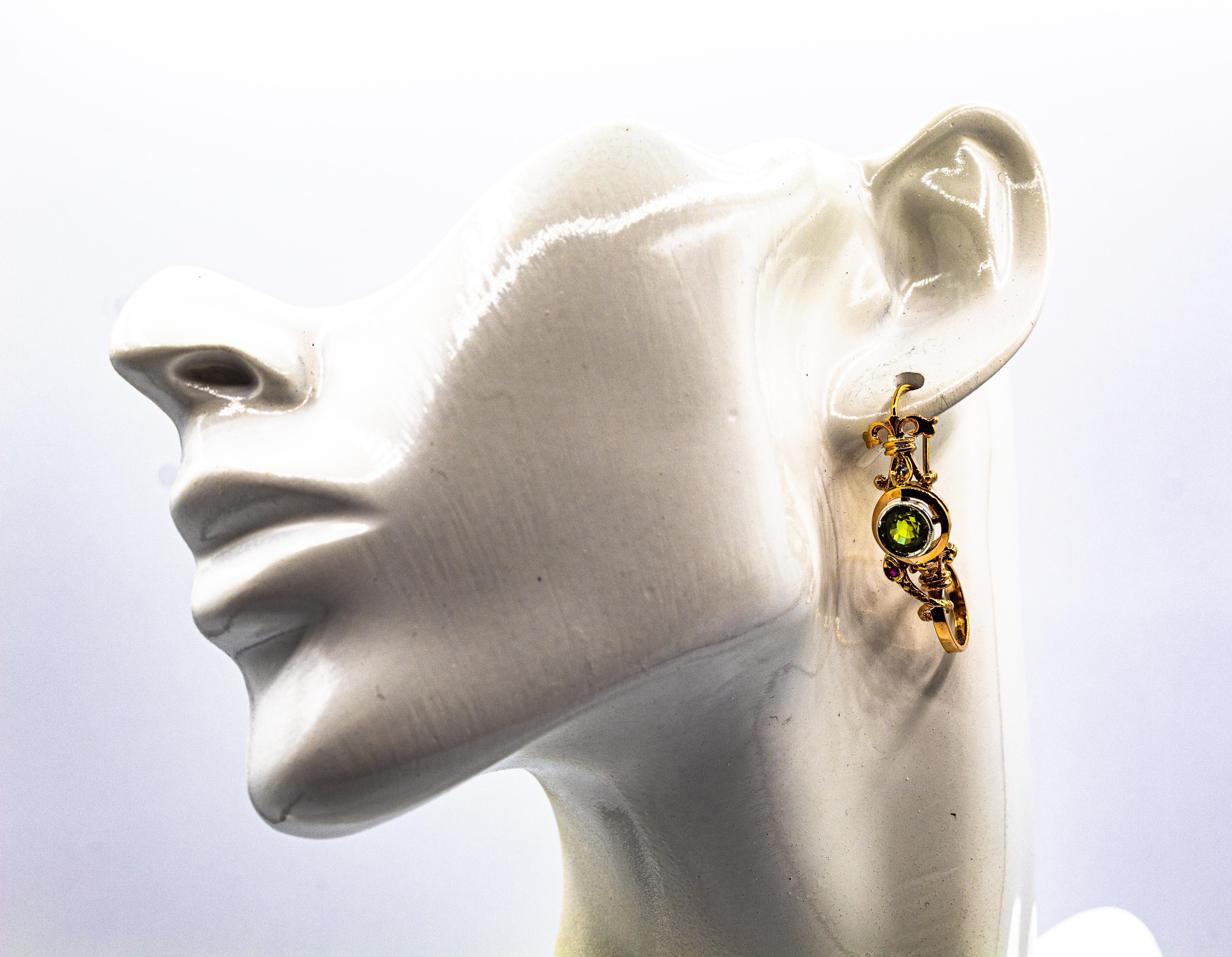 Clous d'oreilles en goutte de style Art déco en or jaune avec diamants blancs, péridots et rubis en vente 6