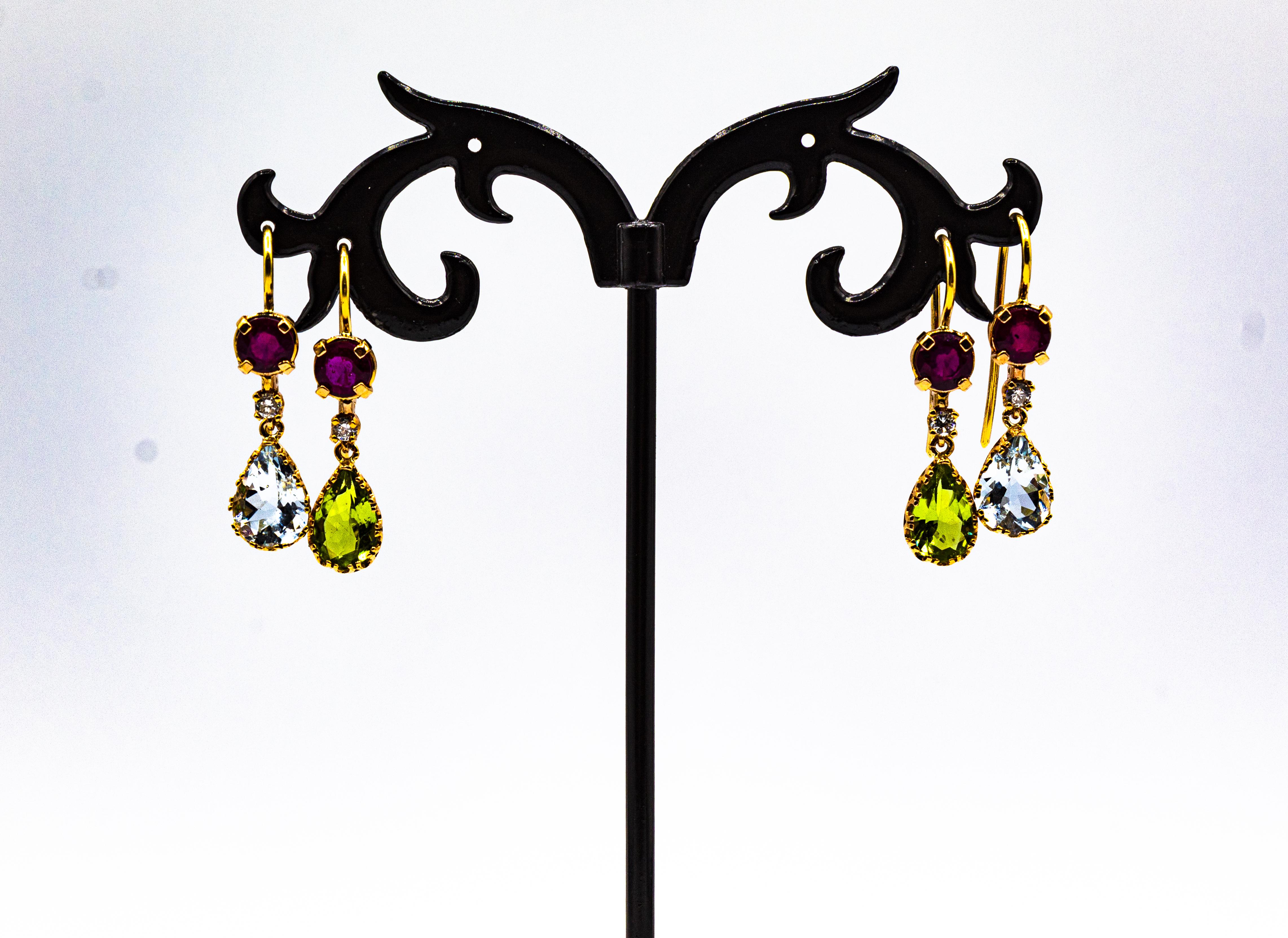 Clous d'oreilles pendantes de style Art déco en or jaune avec diamants blancs, péridots et rubis en vente 6