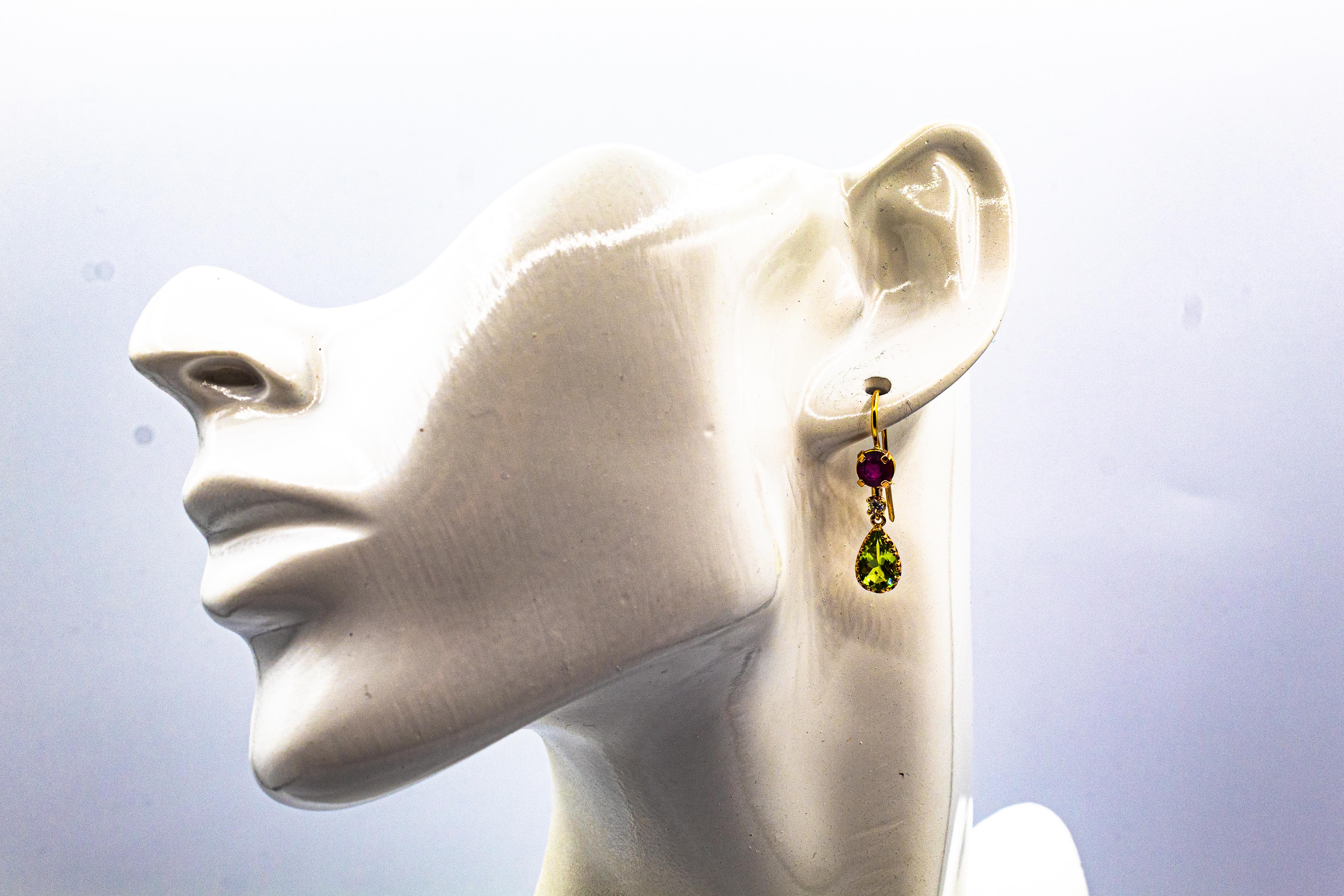 Clous d'oreilles pendantes de style Art déco en or jaune avec diamants blancs, péridots et rubis en vente 8
