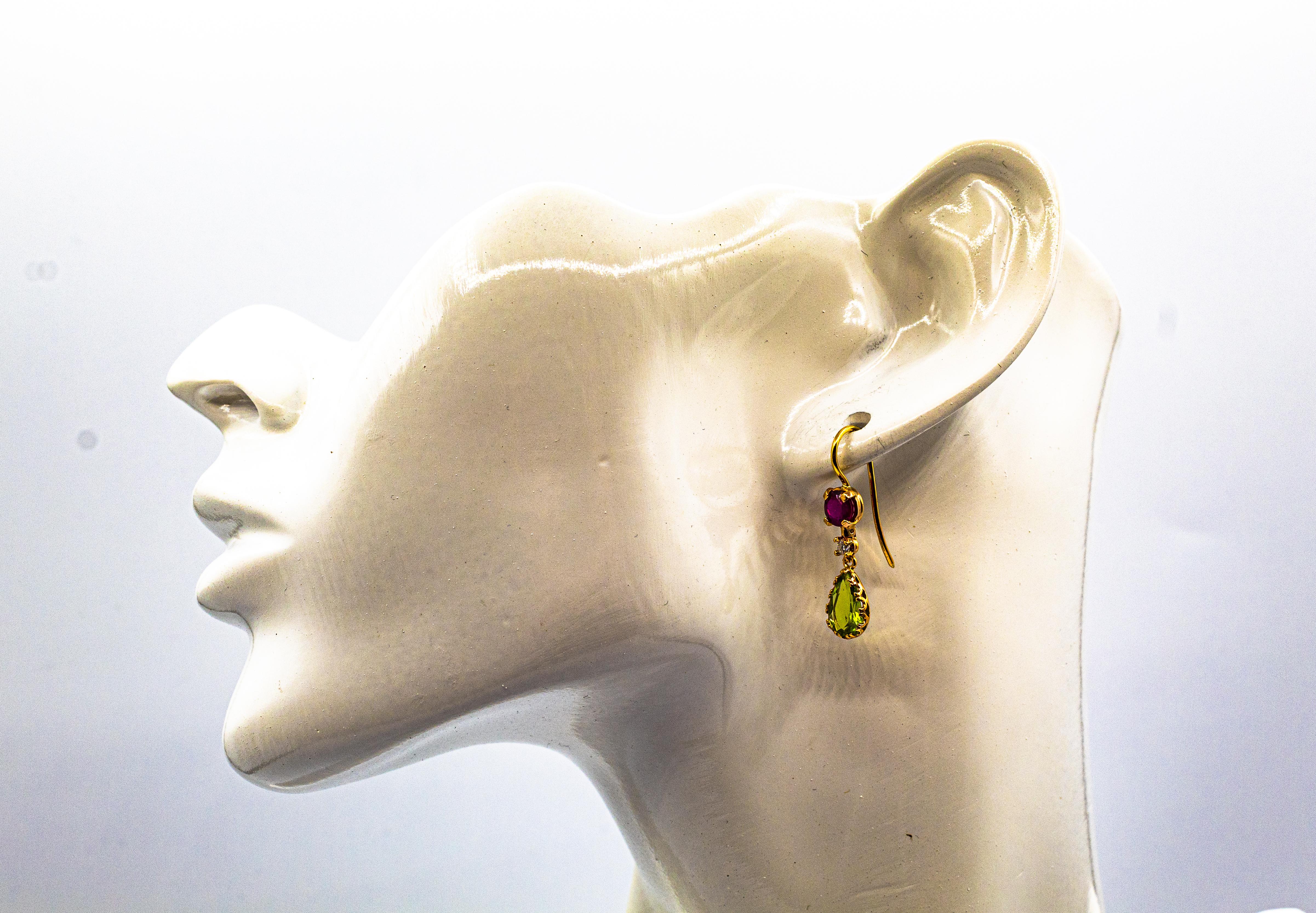 Clous d'oreilles pendantes de style Art déco en or jaune avec diamants blancs, péridots et rubis en vente 9