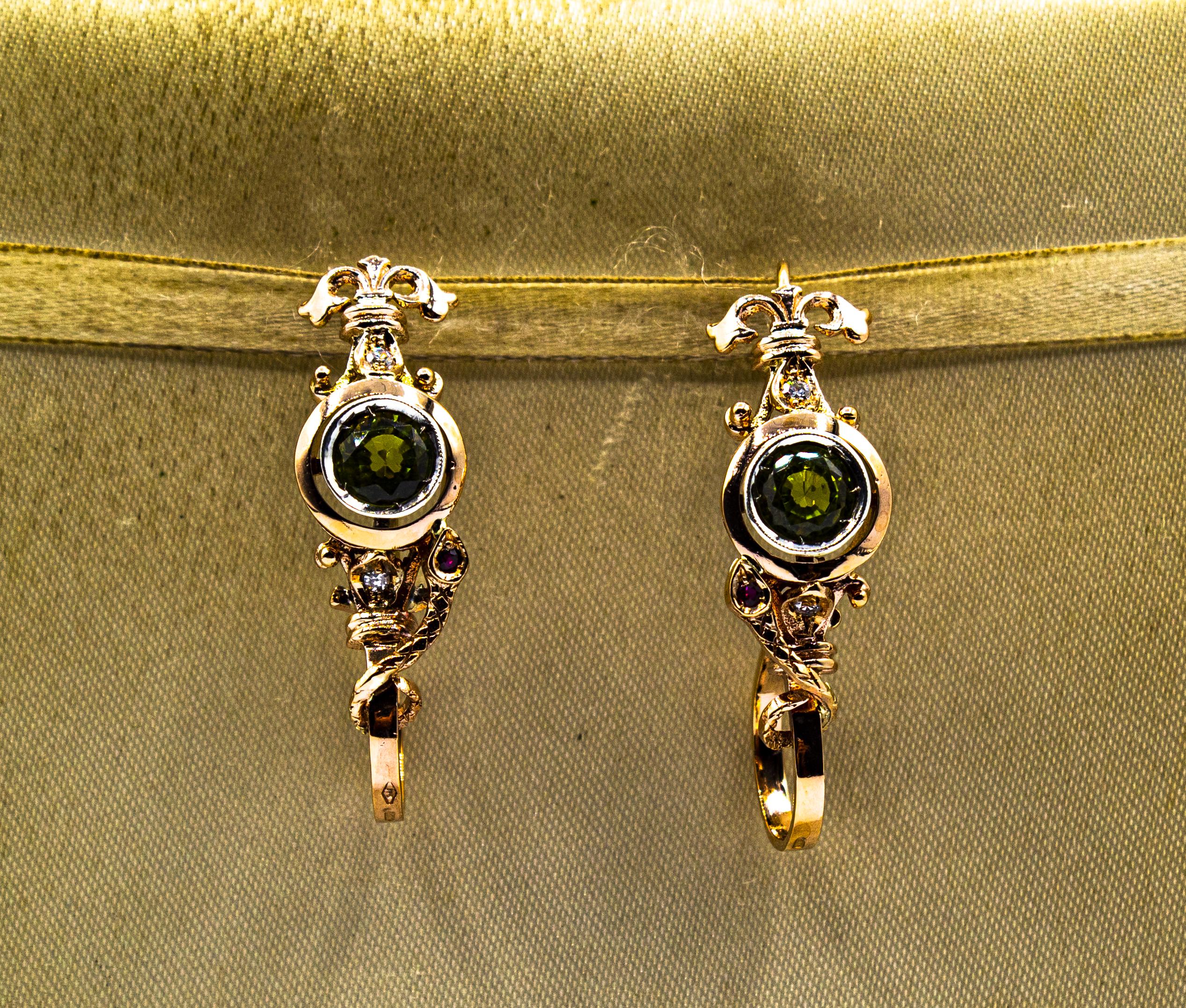 Taille brillant Clous d'oreilles en goutte de style Art déco en or jaune avec diamants blancs, péridots et rubis en vente