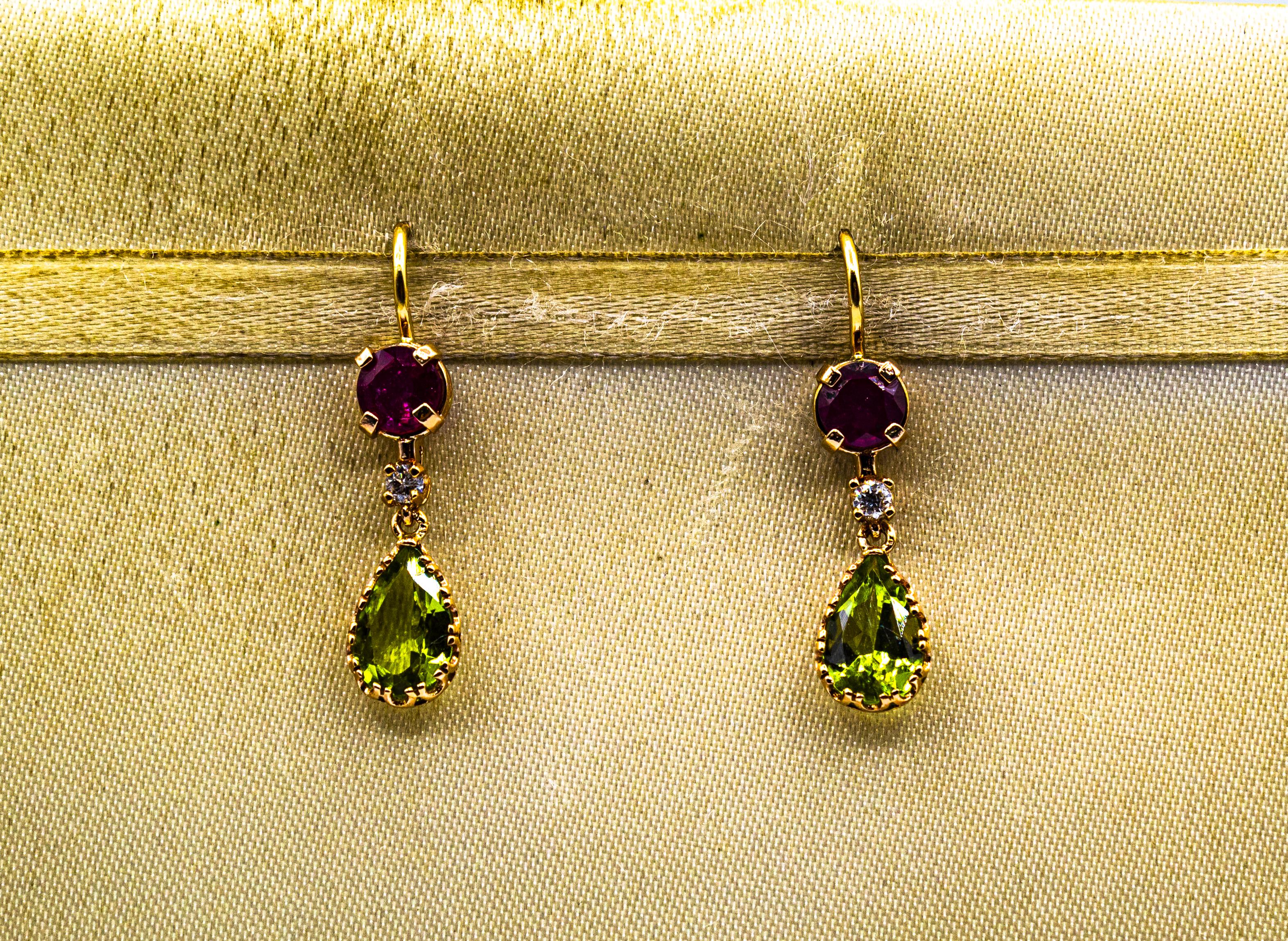 Taille brillant Clous d'oreilles pendantes de style Art déco en or jaune avec diamants blancs, péridots et rubis en vente