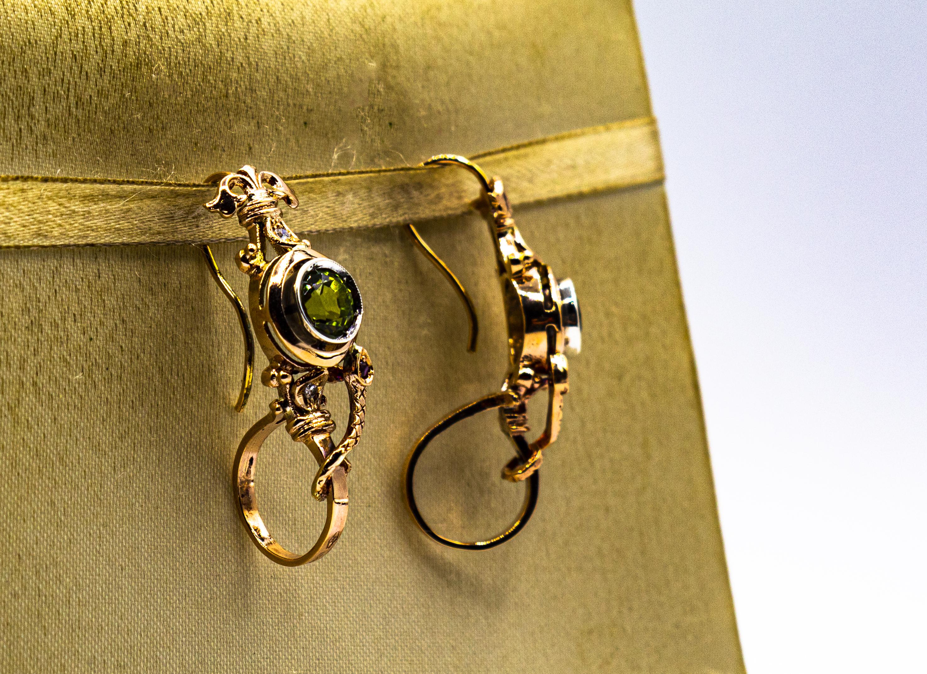 Clous d'oreilles en goutte de style Art déco en or jaune avec diamants blancs, péridots et rubis Neuf - En vente à Naples, IT