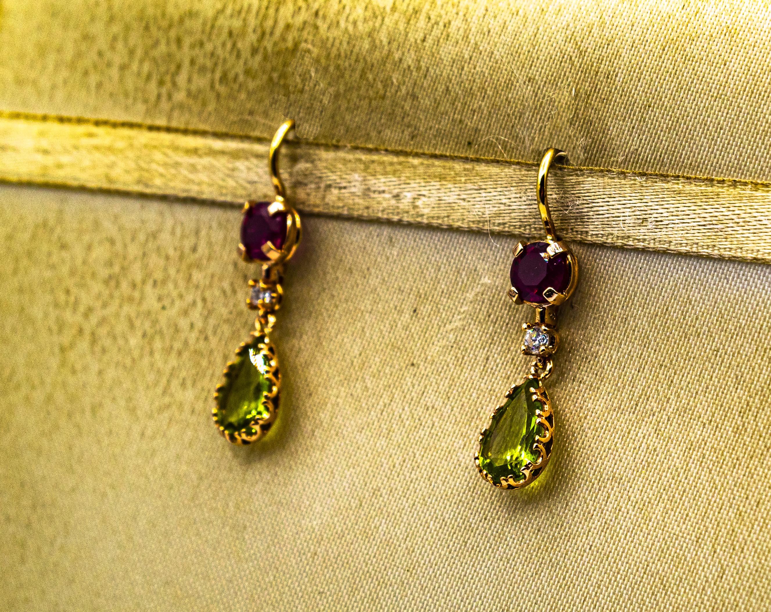 Clous d'oreilles pendantes de style Art déco en or jaune avec diamants blancs, péridots et rubis Neuf - En vente à Naples, IT