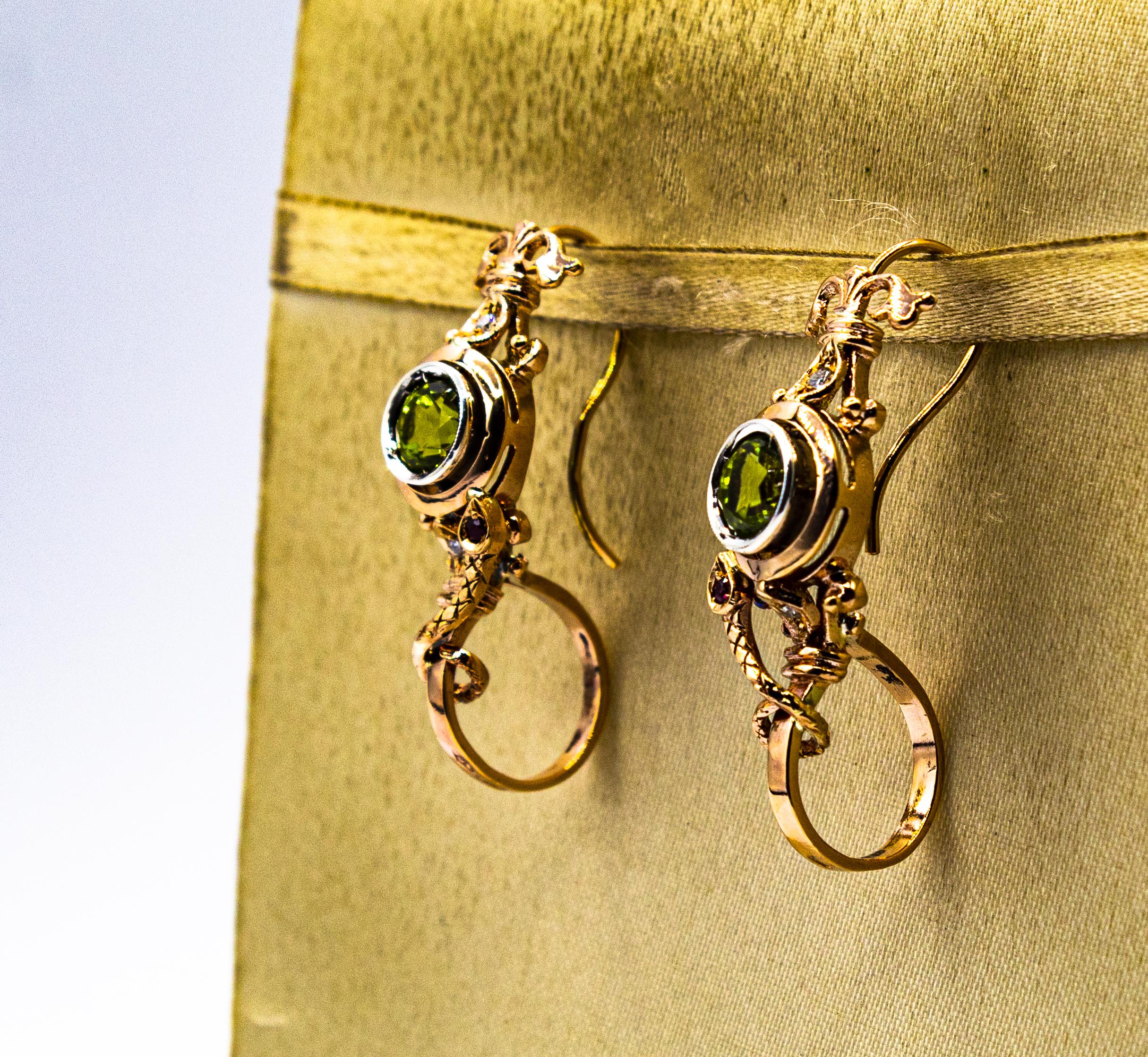 Clous d'oreilles en goutte de style Art déco en or jaune avec diamants blancs, péridots et rubis Unisexe en vente