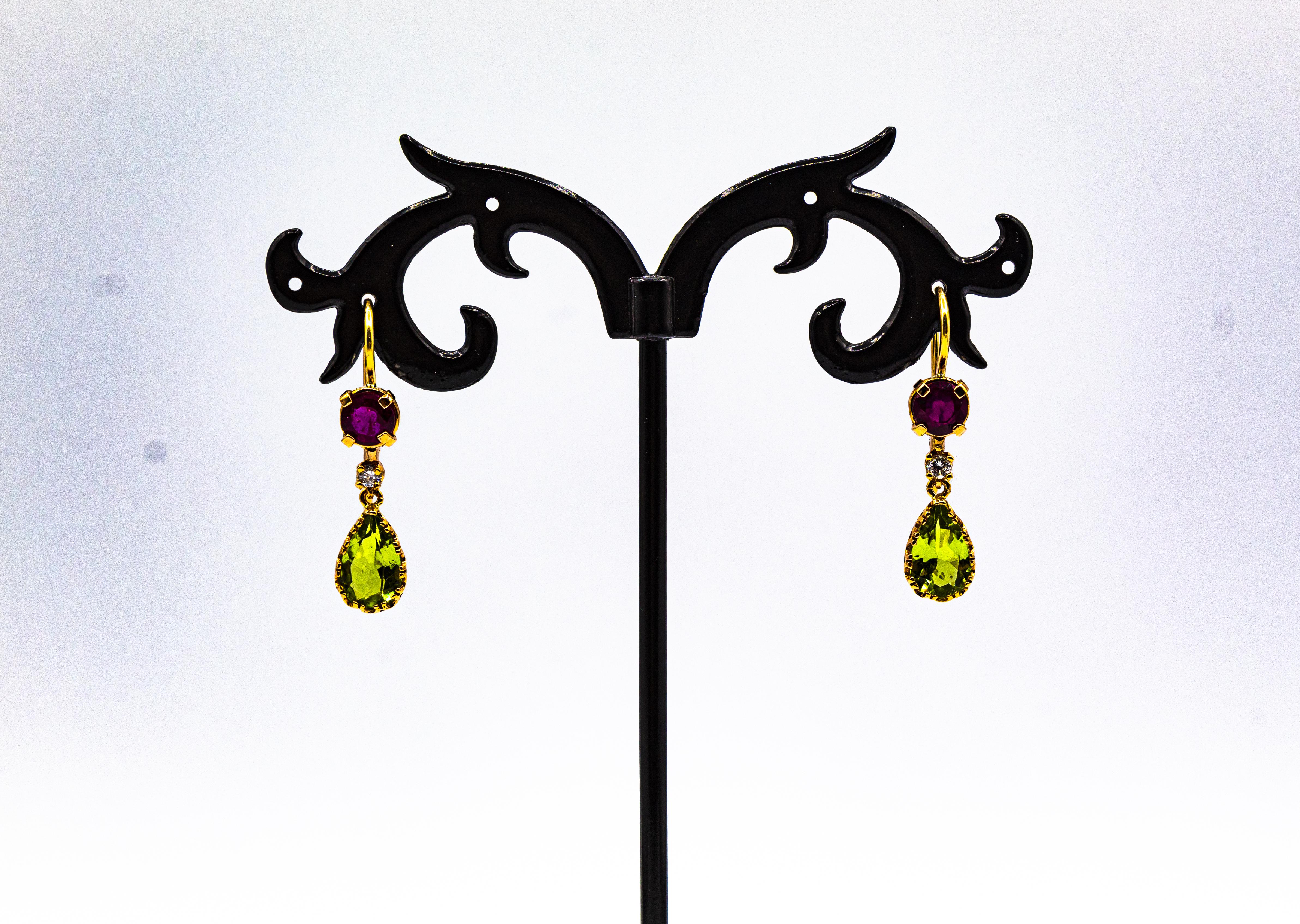 Clous d'oreilles pendantes de style Art déco en or jaune avec diamants blancs, péridots et rubis en vente 1