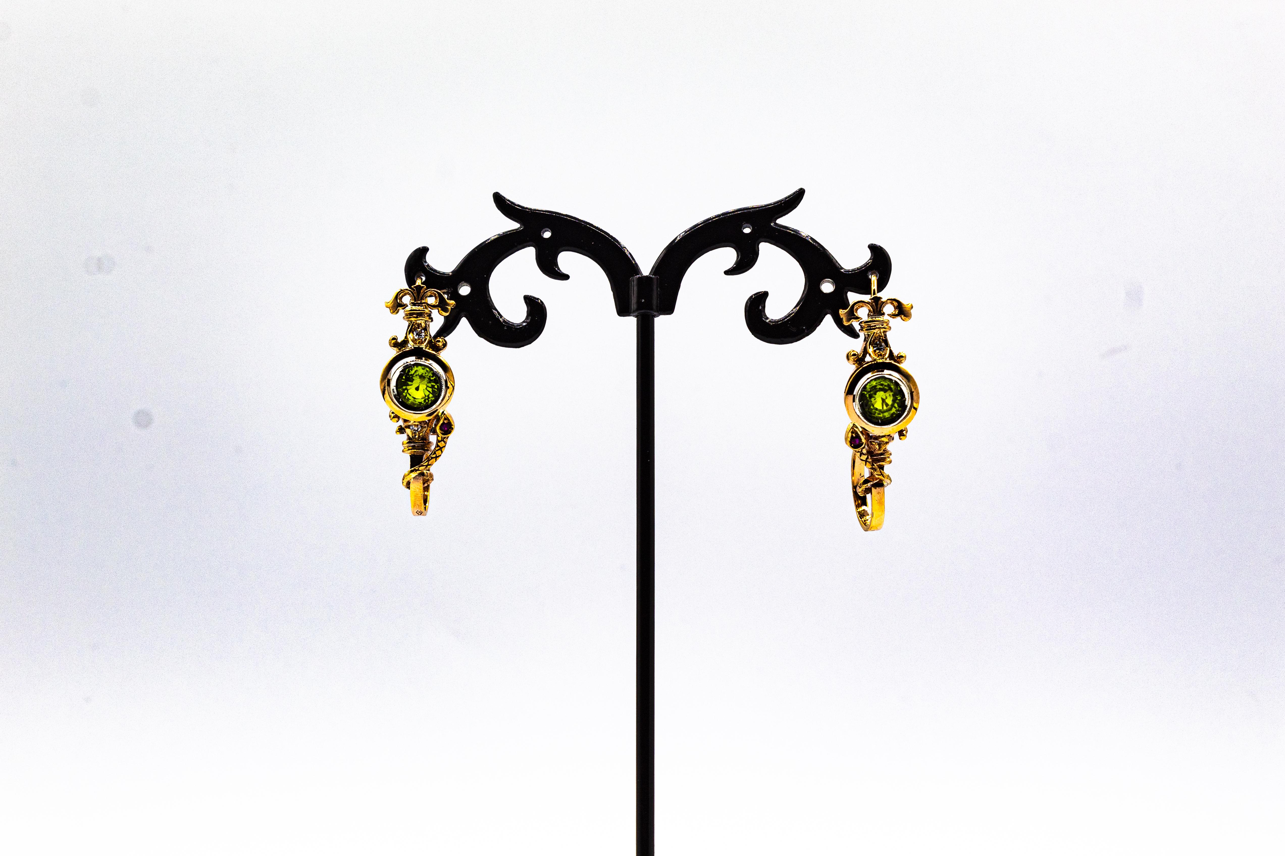 Clous d'oreilles en goutte de style Art déco en or jaune avec diamants blancs, péridots et rubis en vente 2