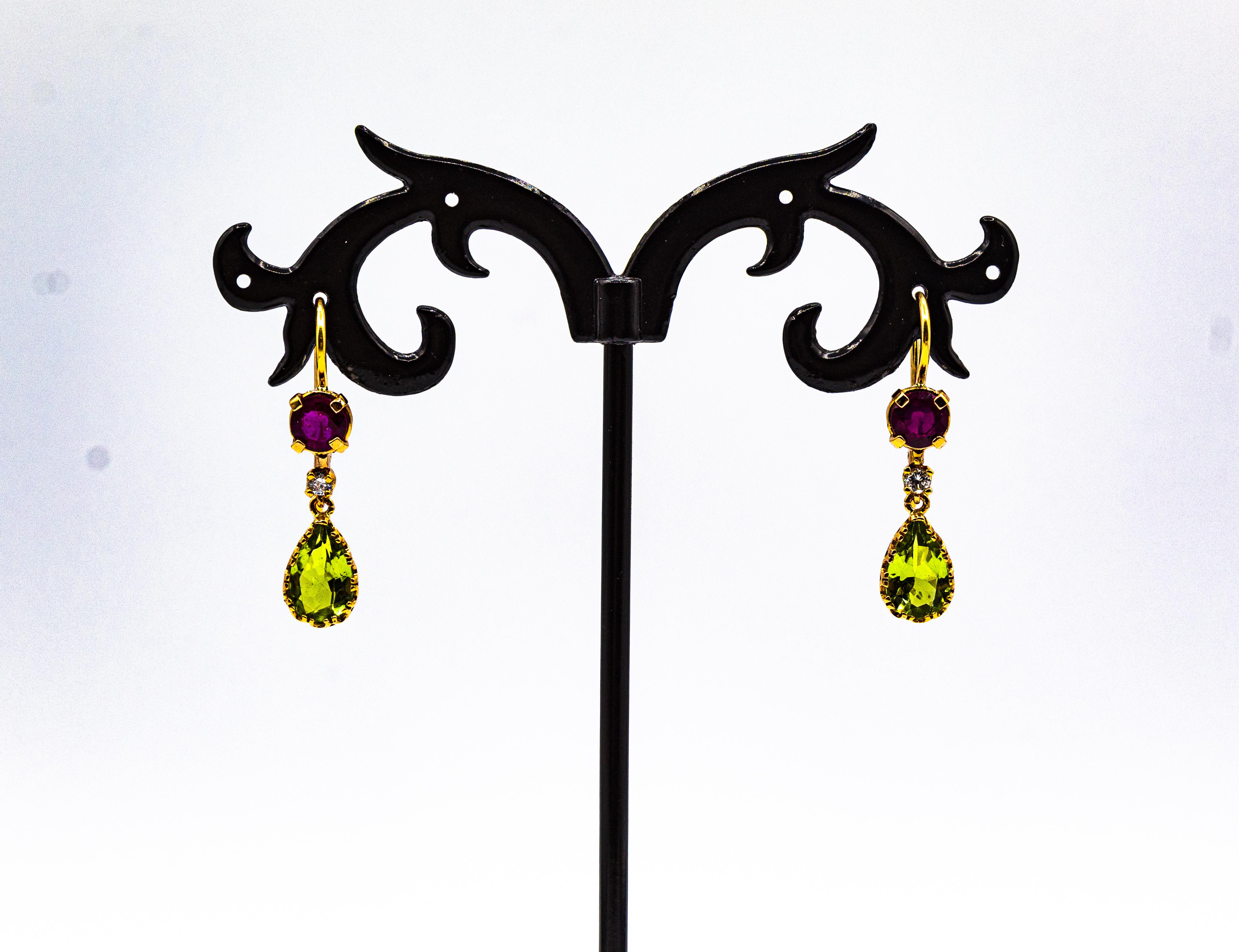 Clous d'oreilles pendantes de style Art déco en or jaune avec diamants blancs, péridots et rubis en vente 2