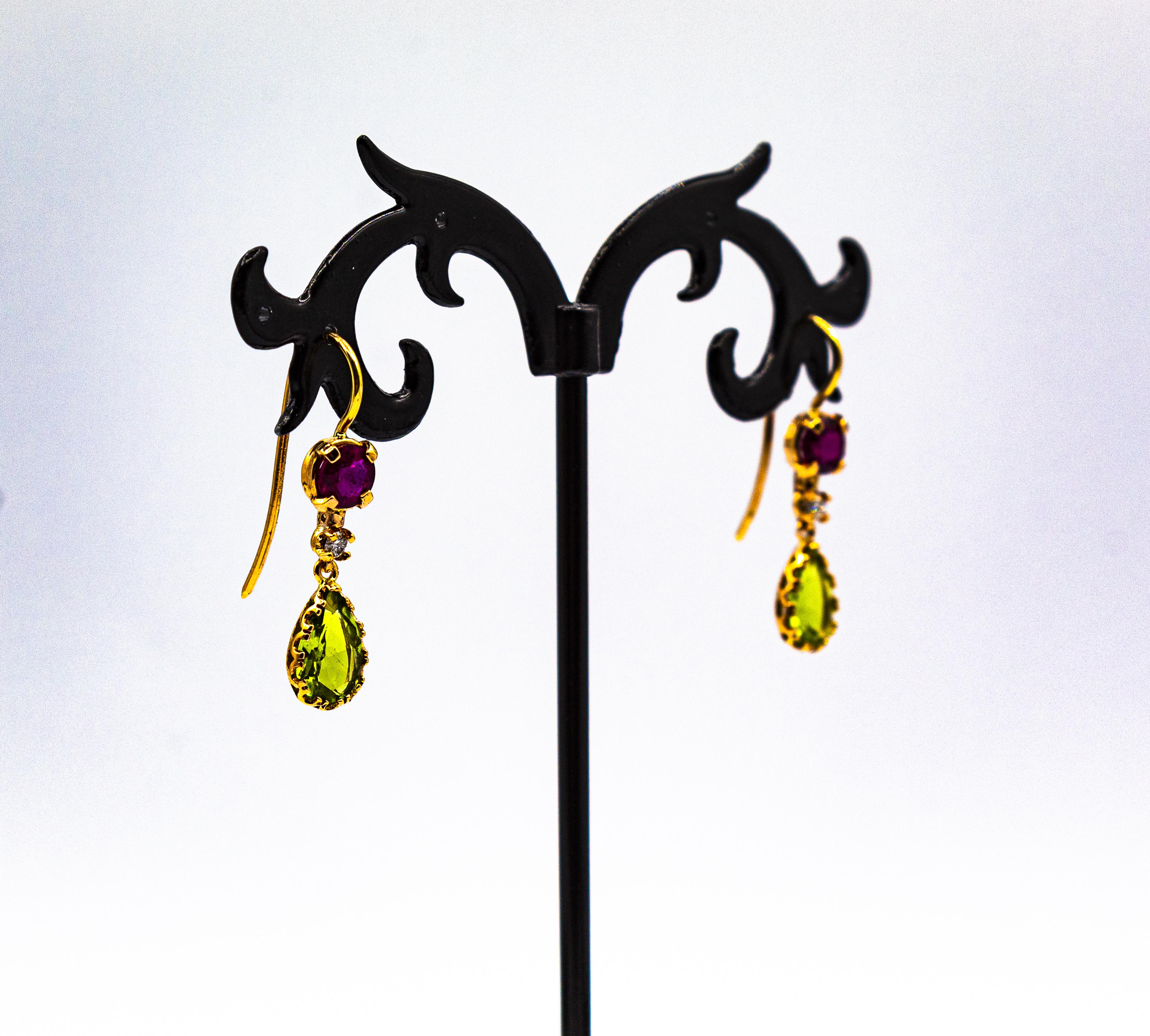 Clous d'oreilles pendantes de style Art déco en or jaune avec diamants blancs, péridots et rubis en vente 3