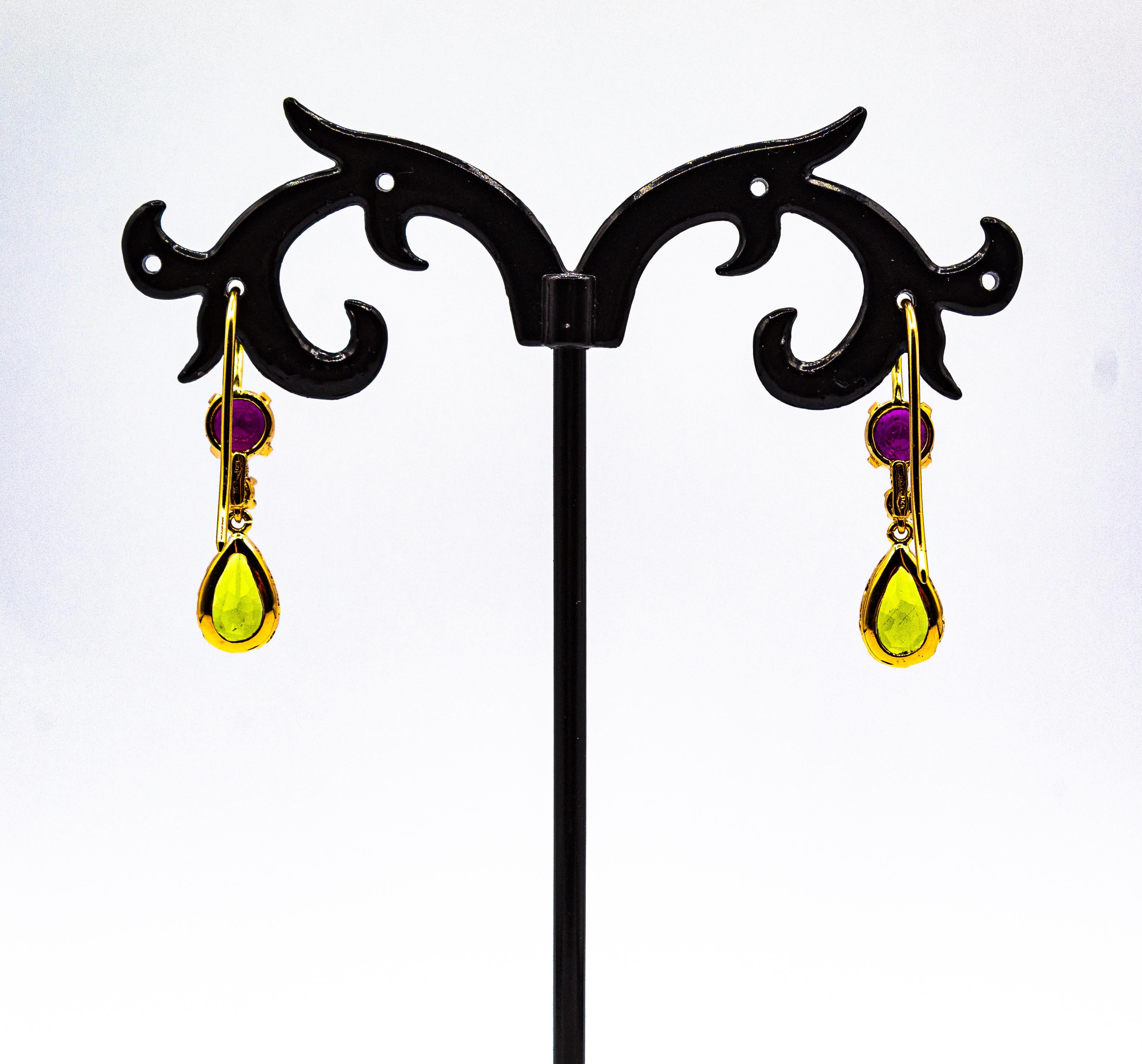 Clous d'oreilles pendantes de style Art déco en or jaune avec diamants blancs, péridots et rubis en vente 4