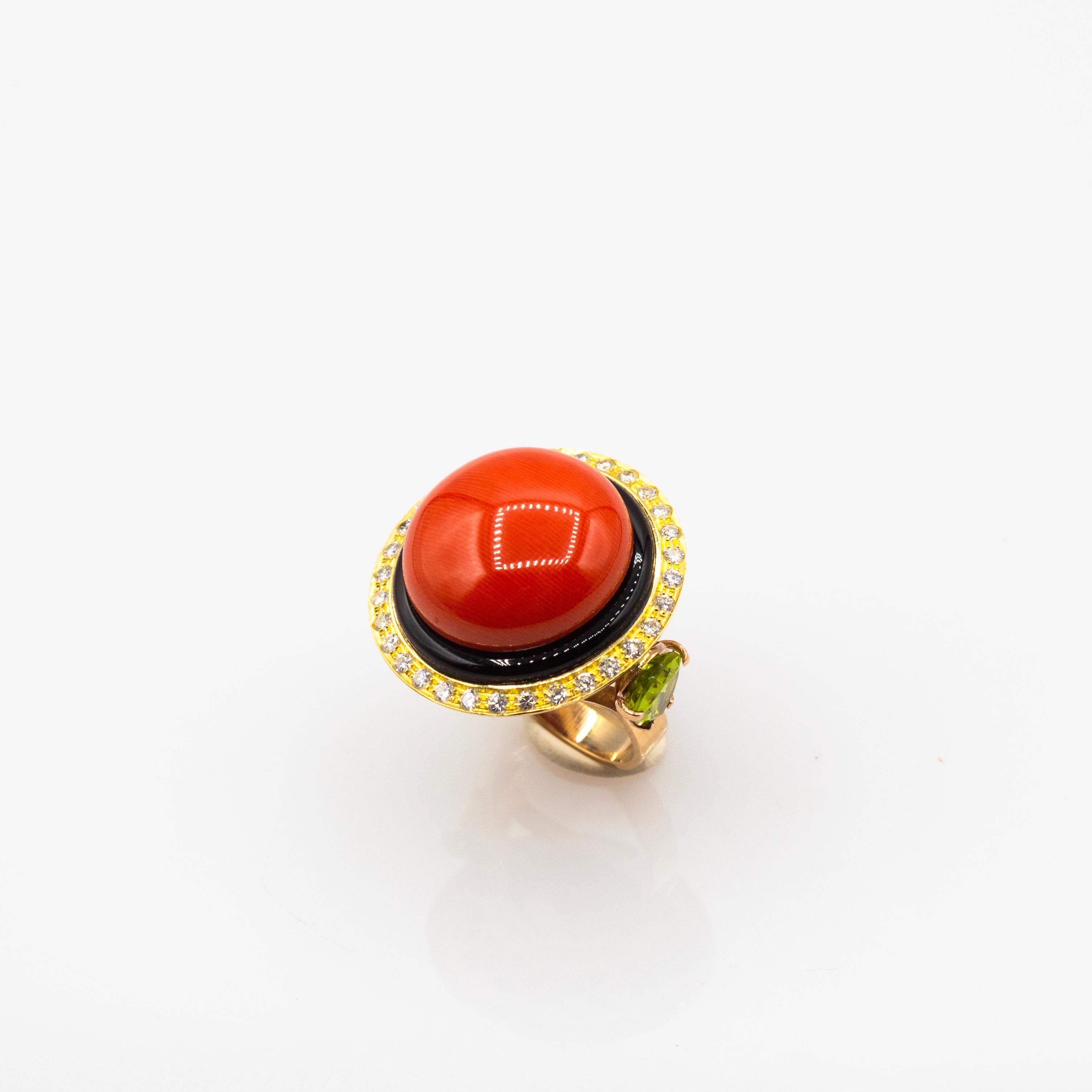 Art Deco Style White Diamond Red Coral Peridot Onyx Yellow Gold Cocktail Ring In New Condition In Naples, IT