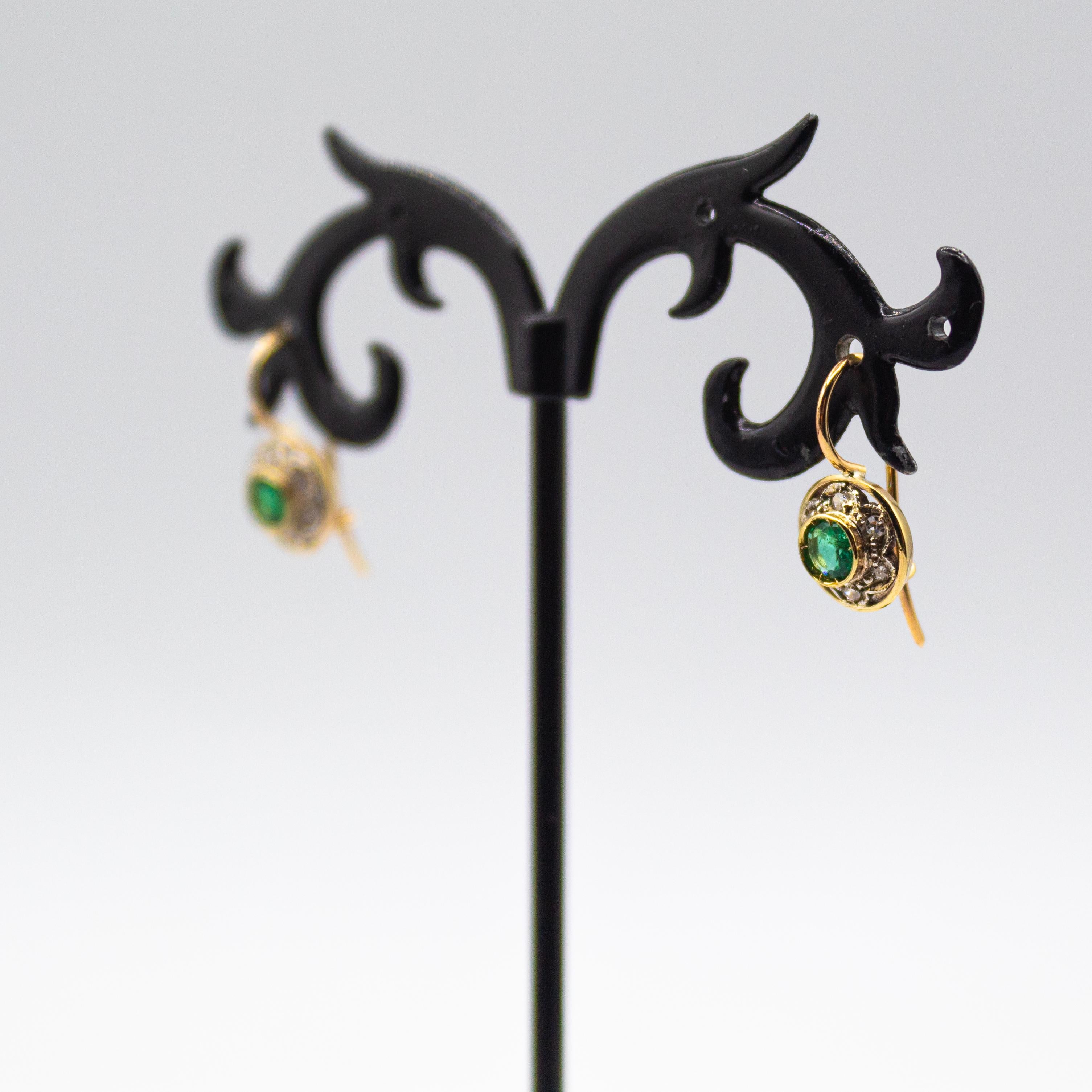 Taglio rotondo Art Deco Style White Diamond Round Cut Emerald Yellow Gold Stud Dangle Earrings in vendita