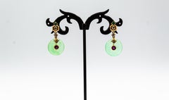 Orecchini pendenti in oro giallo con diamante bianco, rubino, smeraldo e giada in stile Art Deco