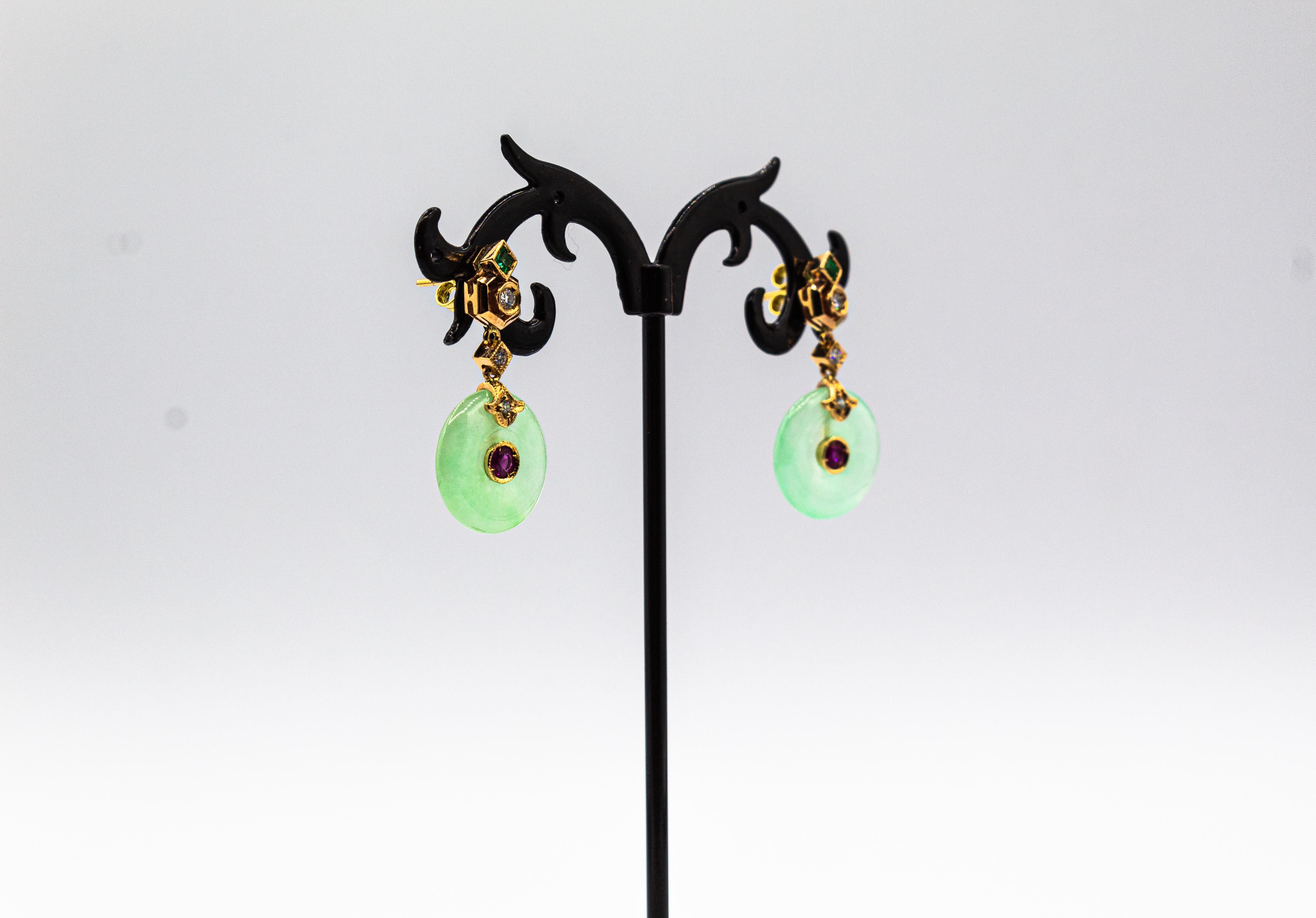 Taglio brillante Orecchini pendenti in oro giallo con diamante bianco, rubino, smeraldo e giada in stile Art Deco in vendita