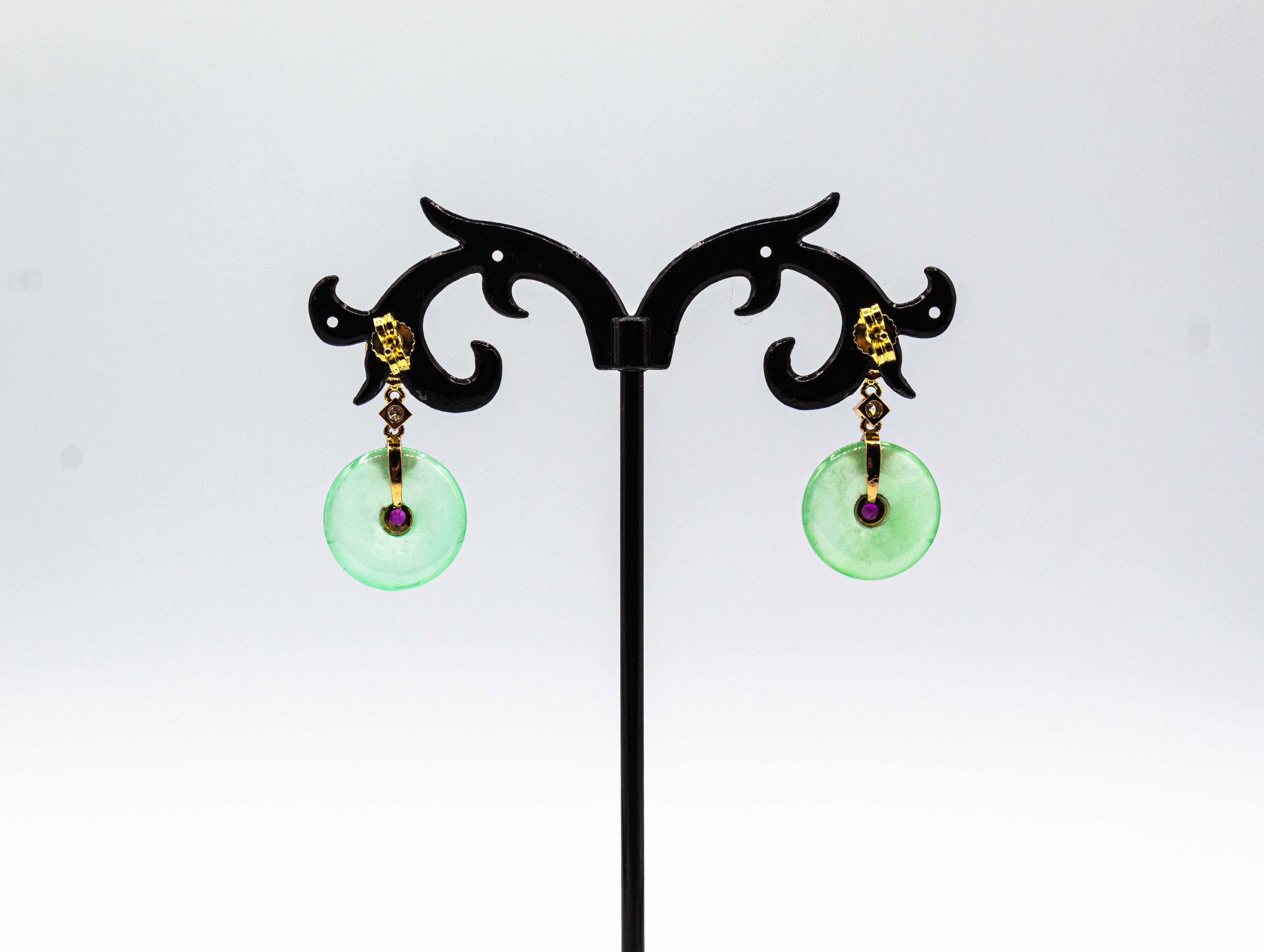 Boucles d'oreilles pendantes en or jaune, diamant blanc, rubis, émeraude et jade, style Art Déco Neuf - En vente à Naples, IT