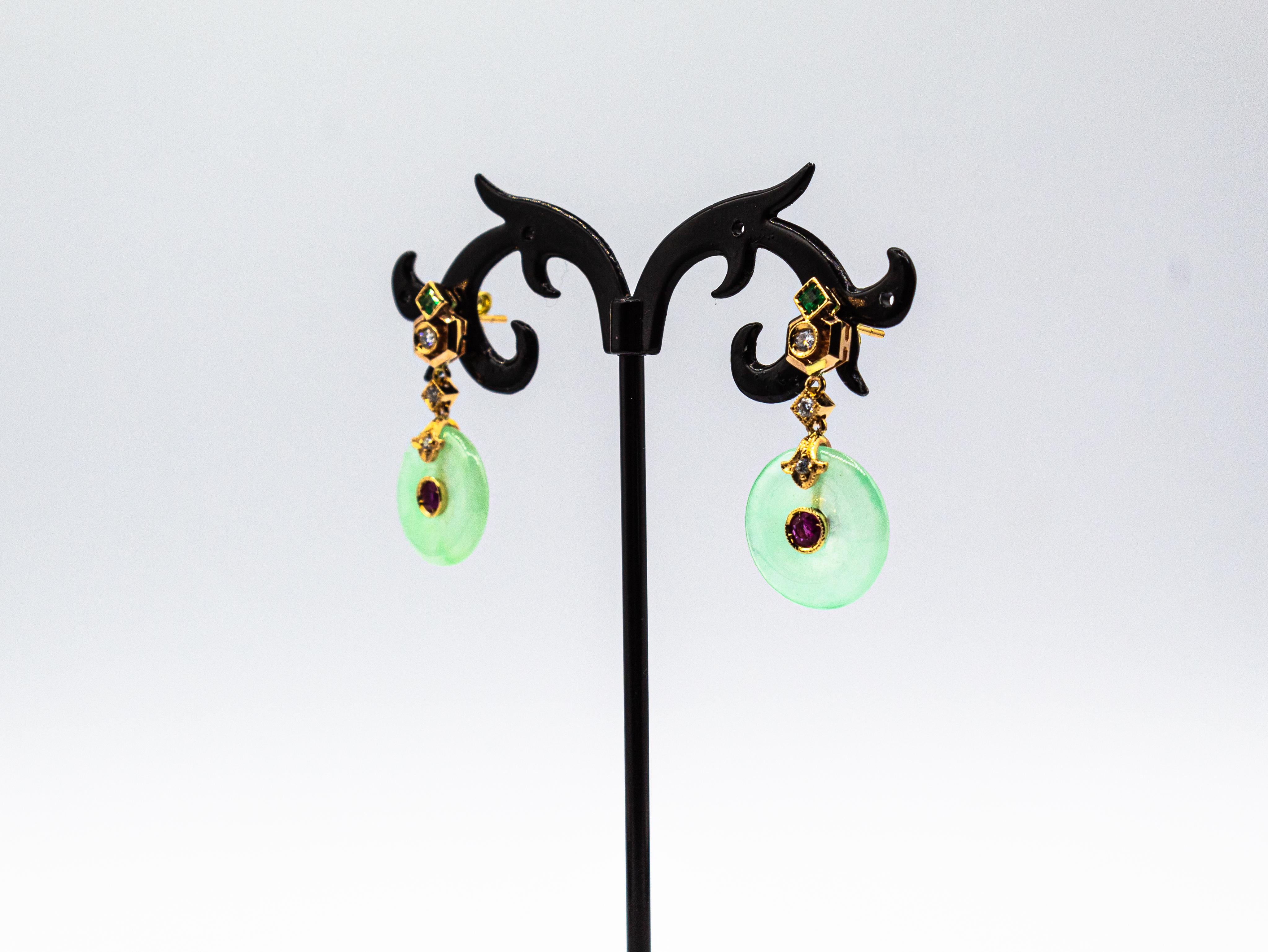 Boucles d'oreilles pendantes en or jaune, diamant blanc, rubis, émeraude et jade, style Art Déco Unisexe en vente