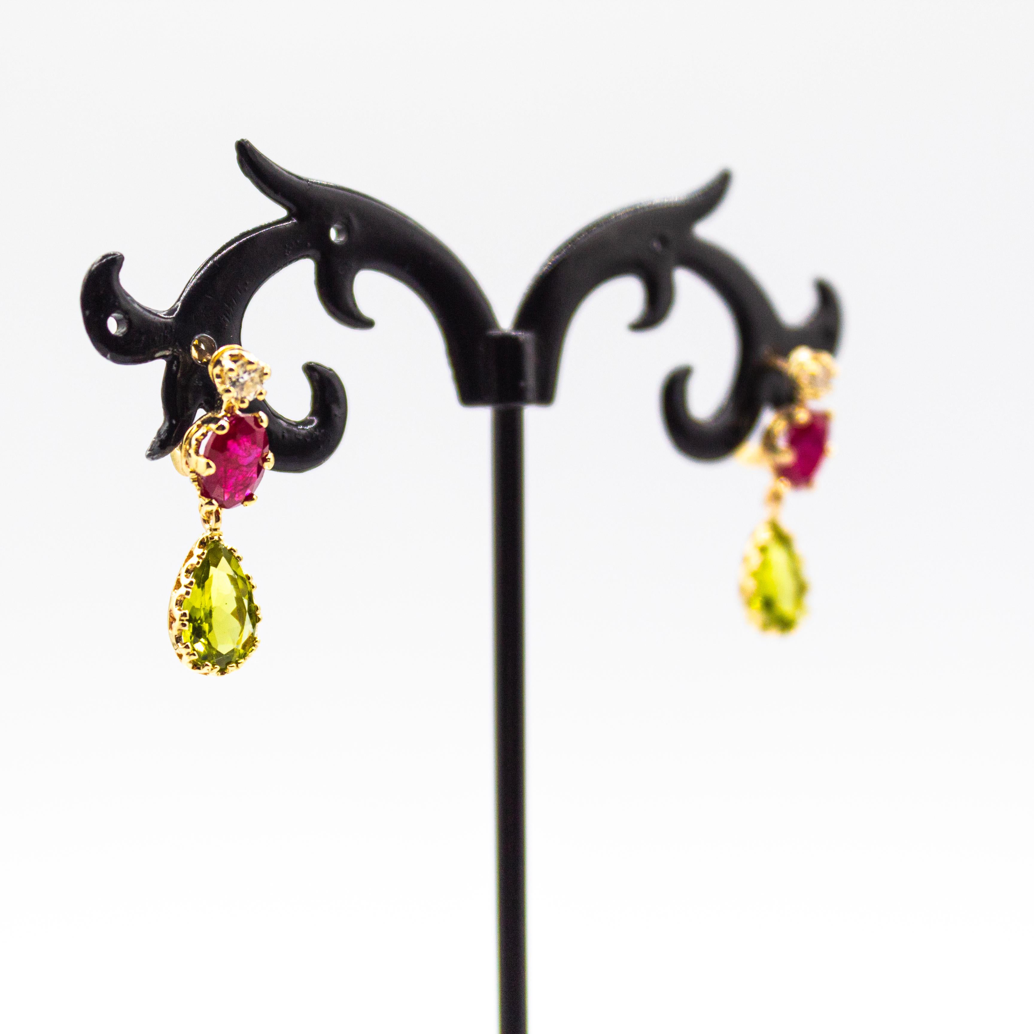 Art nouveau Boucles d'oreilles pendantes en or jaune, diamant blanc, rubis et péridot, style Art Déco en vente
