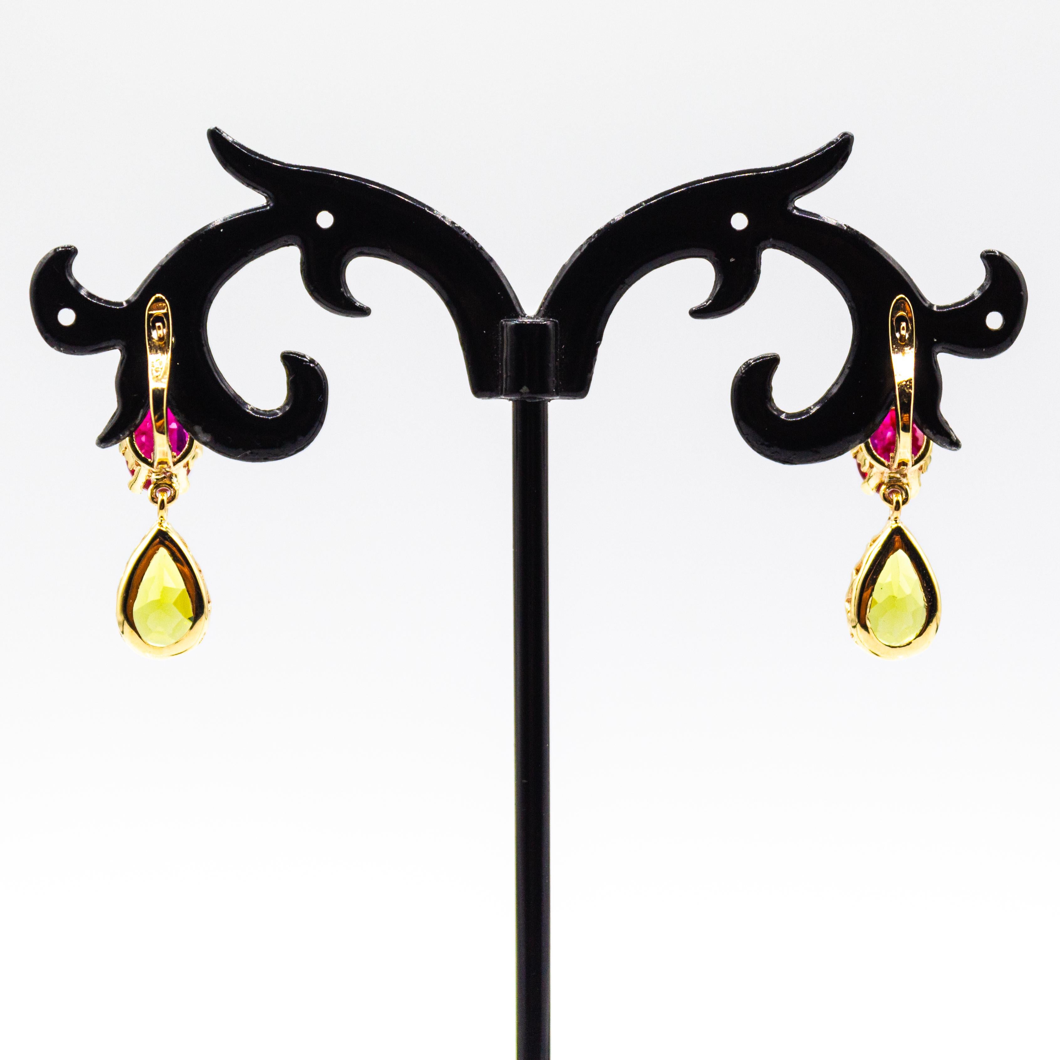 Taille ronde Boucles d'oreilles pendantes en or jaune, diamant blanc, rubis et péridot, style Art Déco en vente