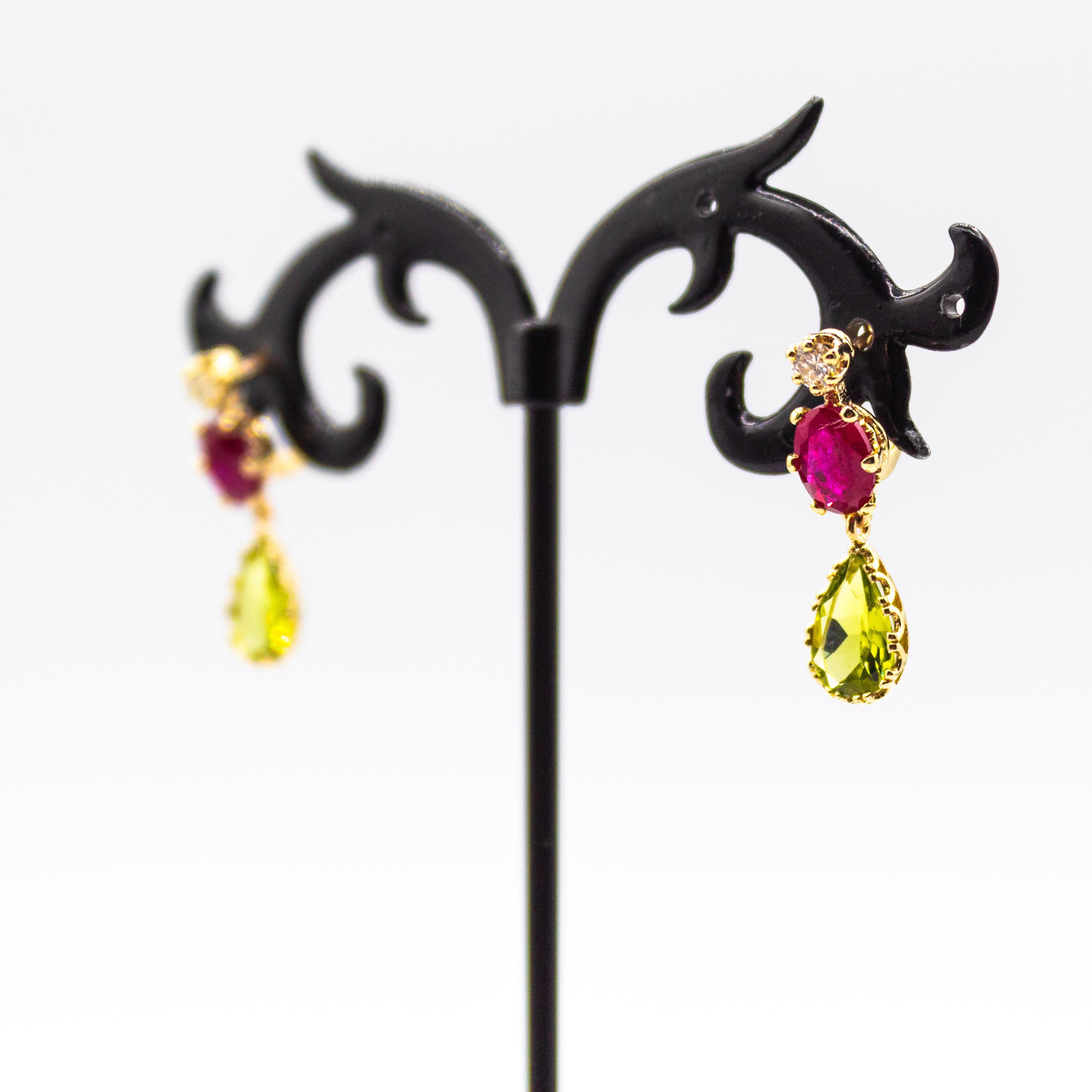 Boucles d'oreilles pendantes en or jaune, diamant blanc, rubis et péridot, style Art Déco Neuf - En vente à Naples, IT