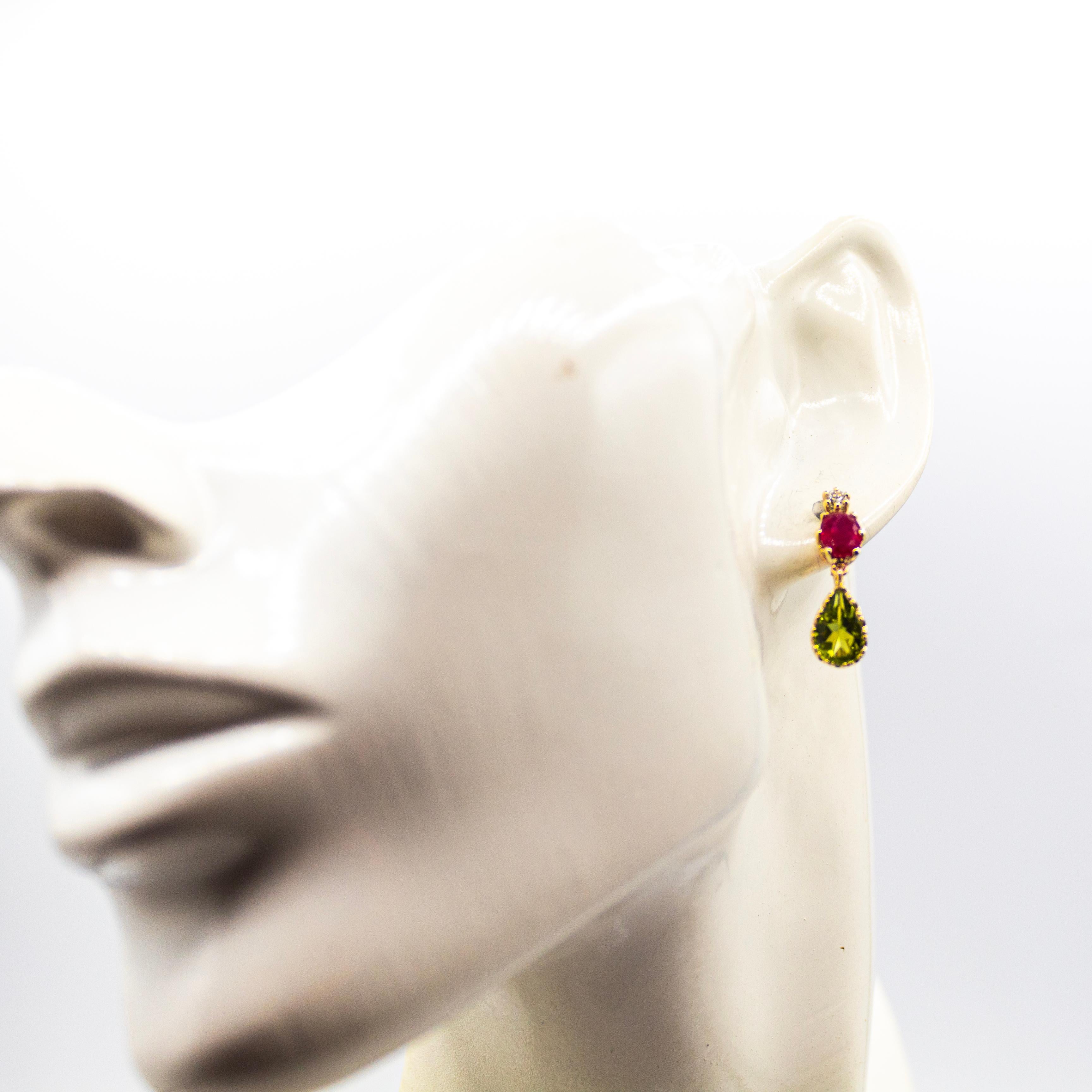 Boucles d'oreilles pendantes en or jaune, diamant blanc, rubis et péridot, style Art Déco Unisexe en vente