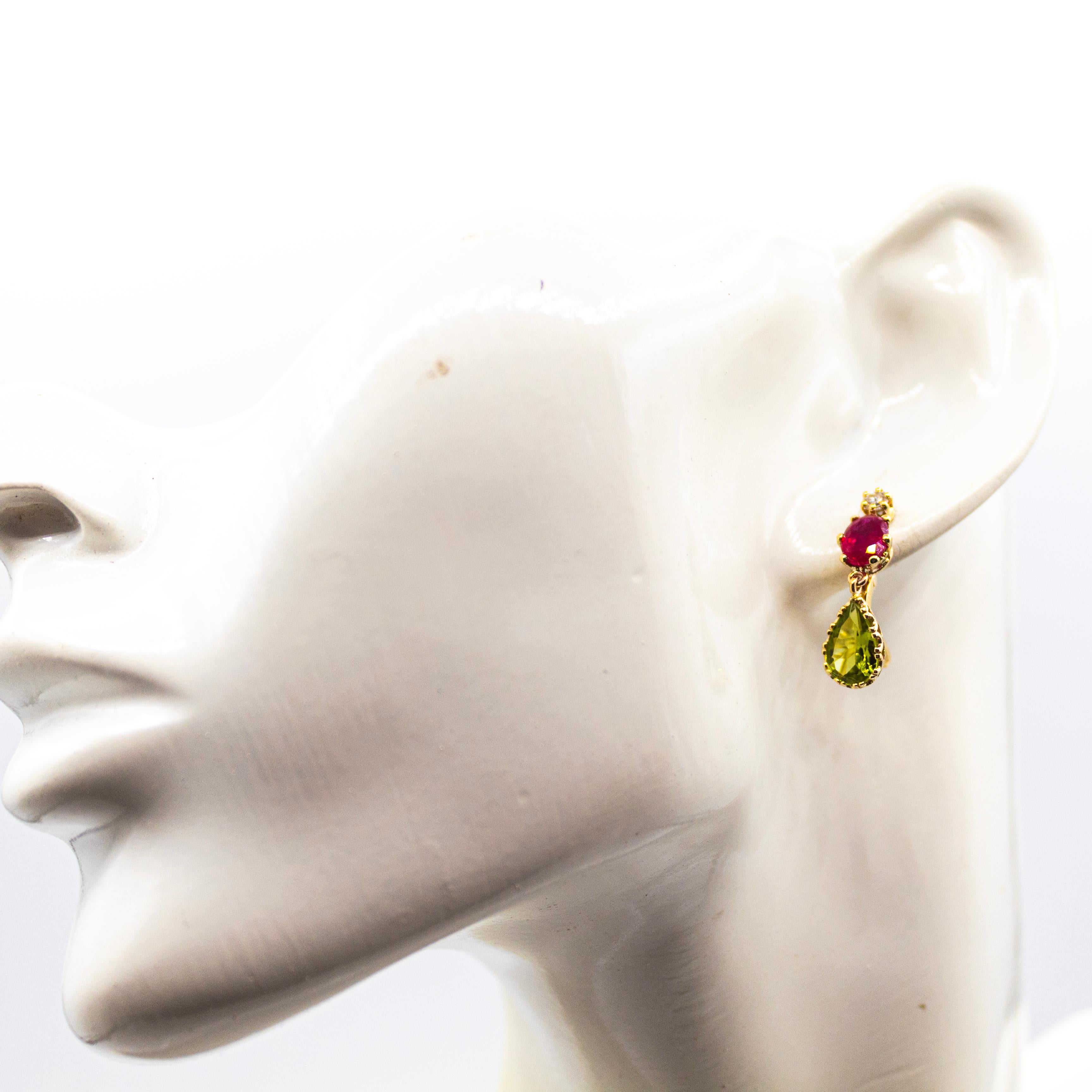 Boucles d'oreilles pendantes en or jaune, diamant blanc, rubis et péridot, style Art Déco en vente 1