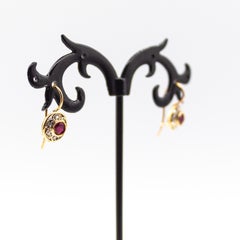 Orecchini pendenti in oro giallo con diamante bianco e rubino in stile Art Déco