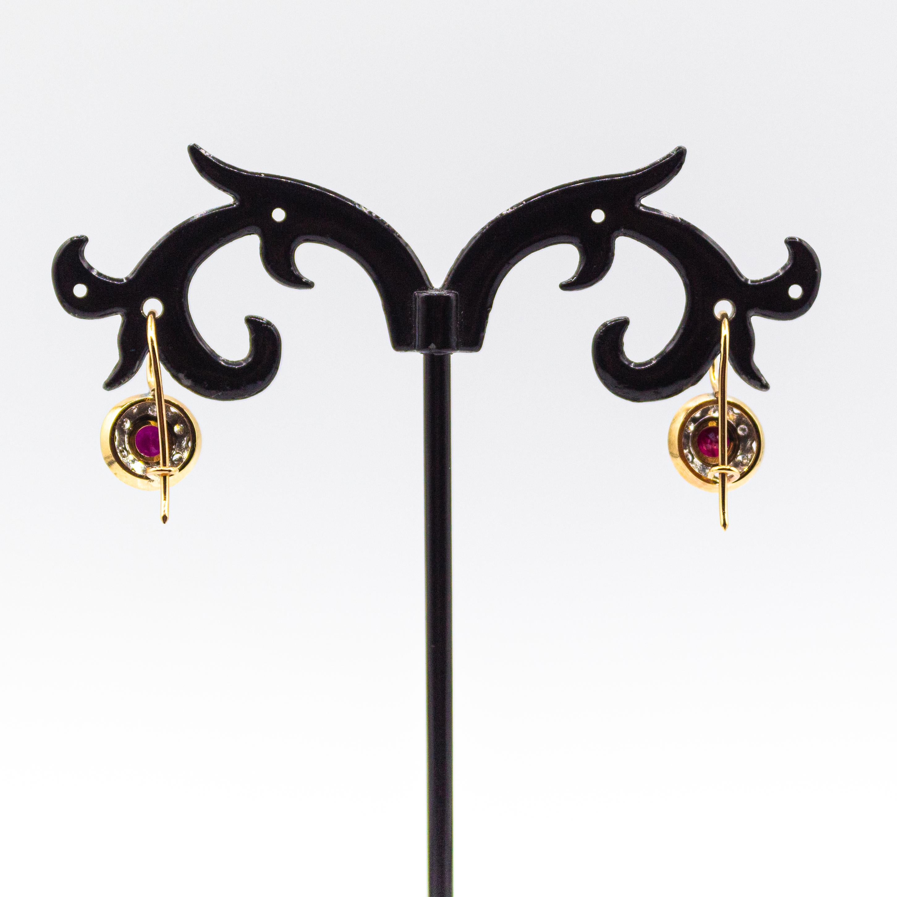 Art déco Boucles d'oreilles pendantes en or jaune avec diamants blancs et rubis de style Art Déco en vente