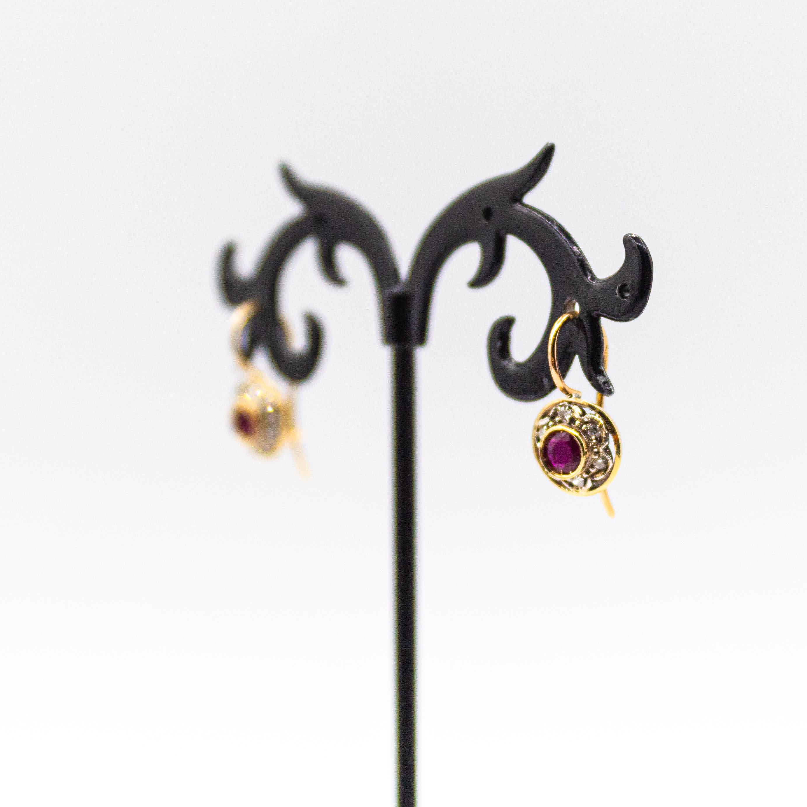 Taille ronde Boucles d'oreilles pendantes en or jaune avec diamants blancs et rubis de style Art Déco en vente