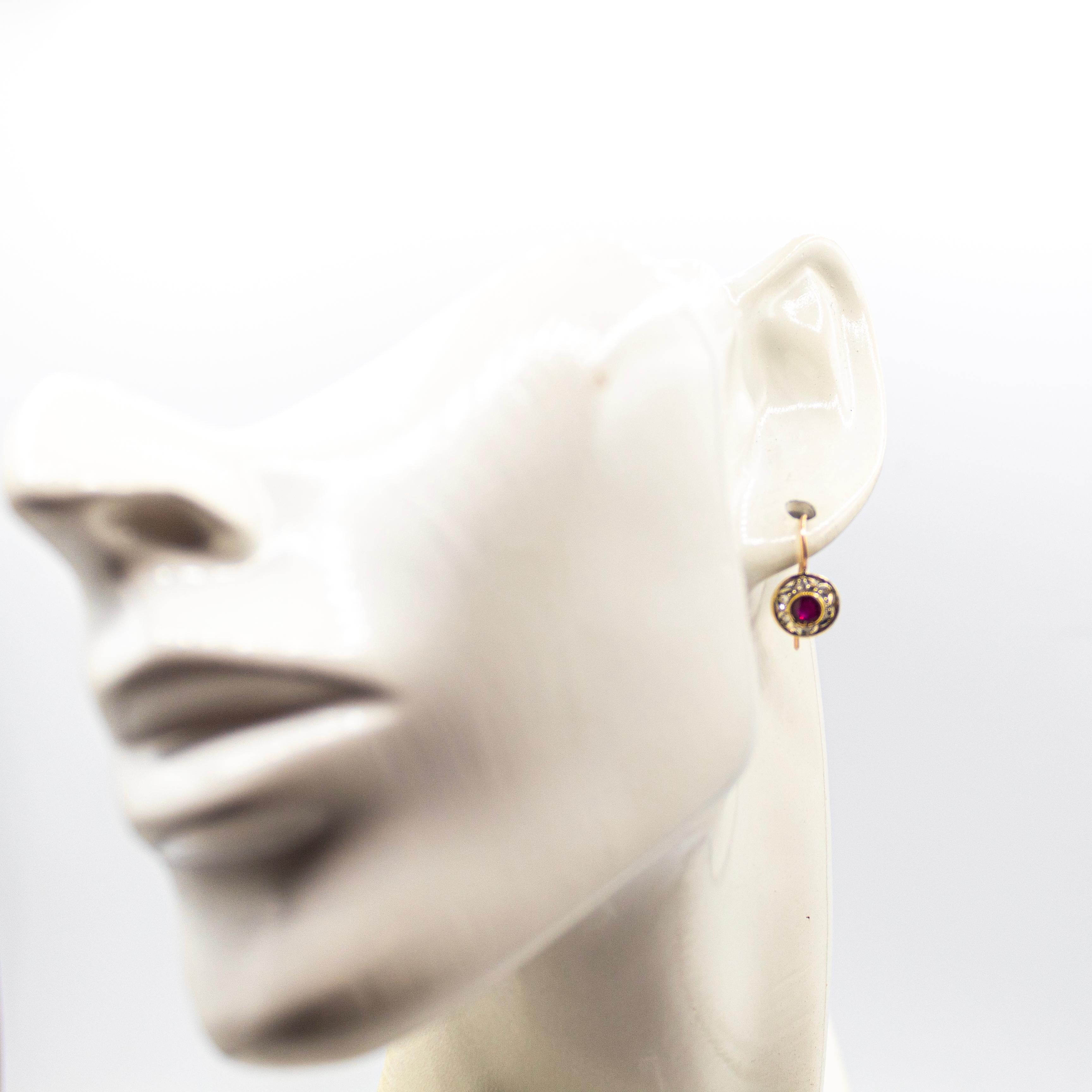 Boucles d'oreilles pendantes en or jaune avec diamants blancs et rubis de style Art Déco Neuf - En vente à Naples, IT