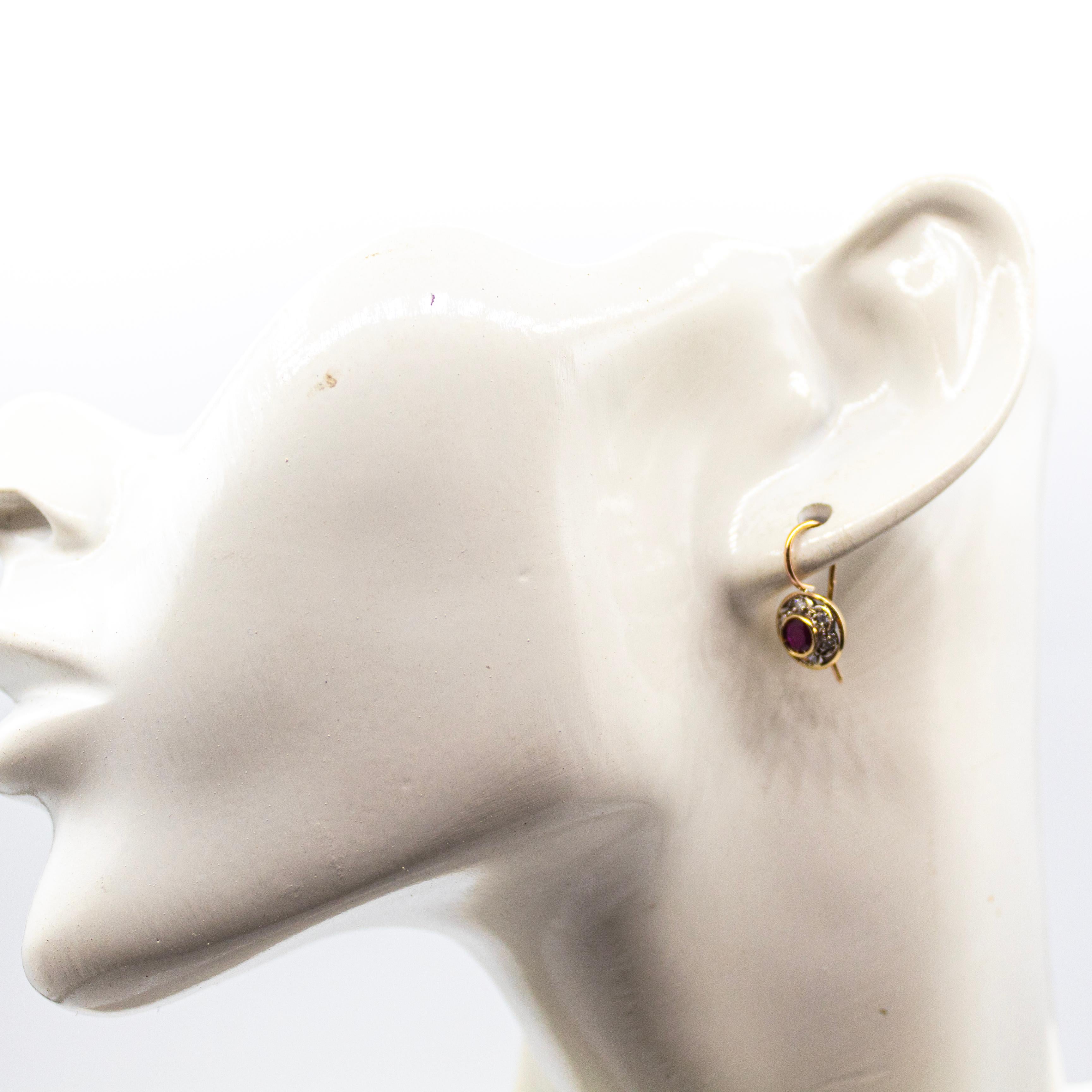 Boucles d'oreilles pendantes en or jaune avec diamants blancs et rubis de style Art Déco Unisexe en vente