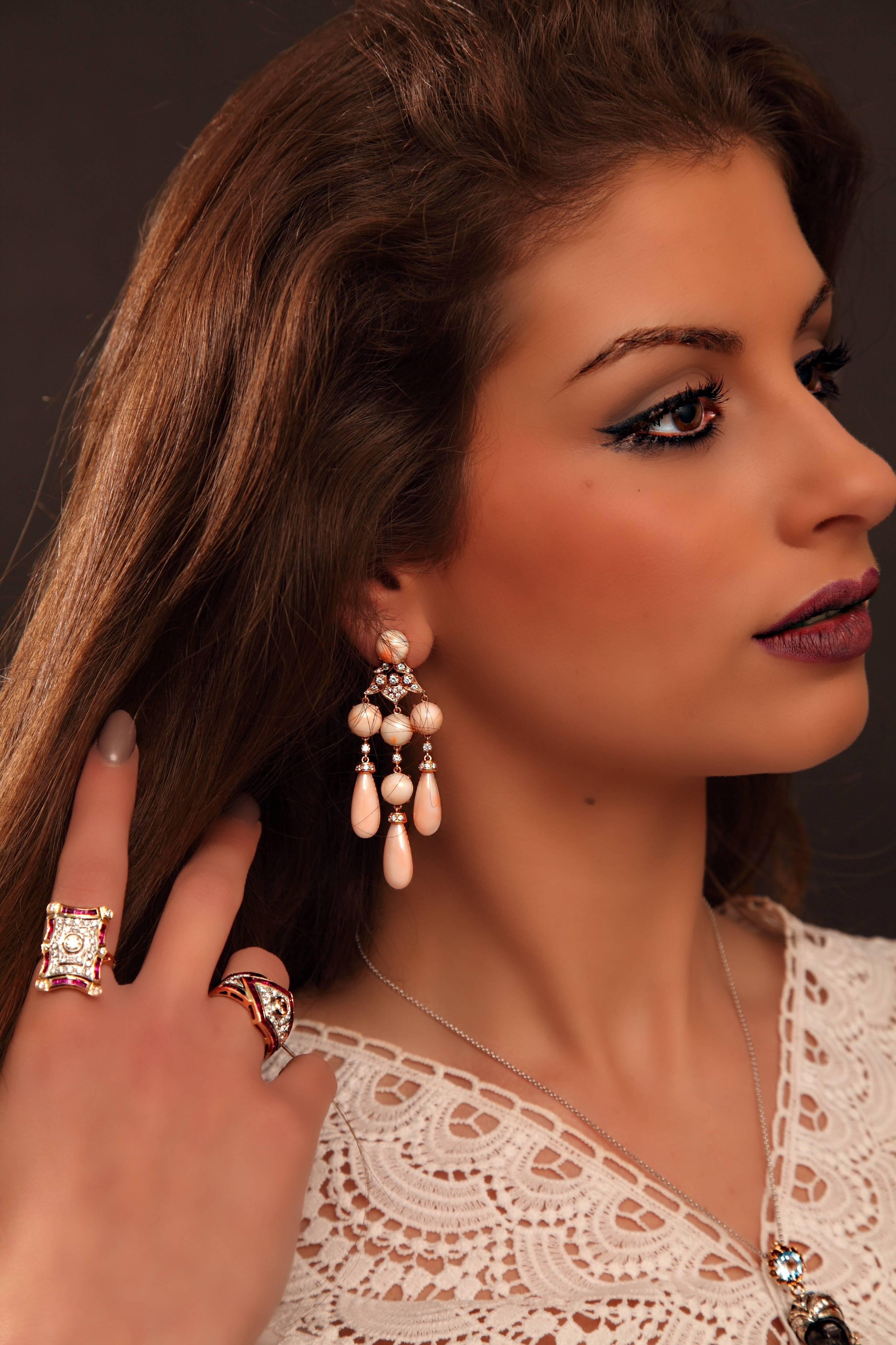 Anello da cocktail in oro giallo con diamanti bianchi e rubini in stile Art Deco in vendita 5