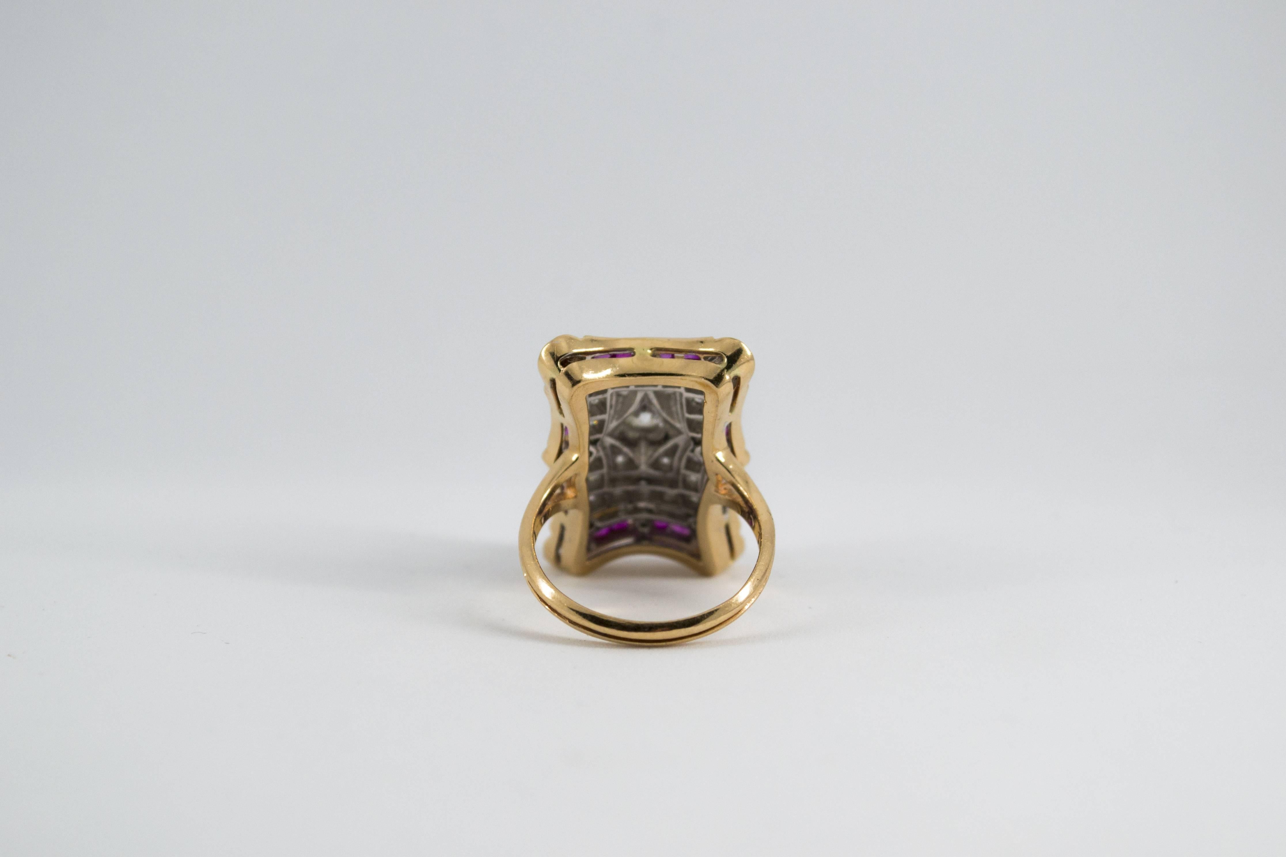 Anello da cocktail in oro giallo con diamanti bianchi e rubini in stile Art Deco in vendita 1