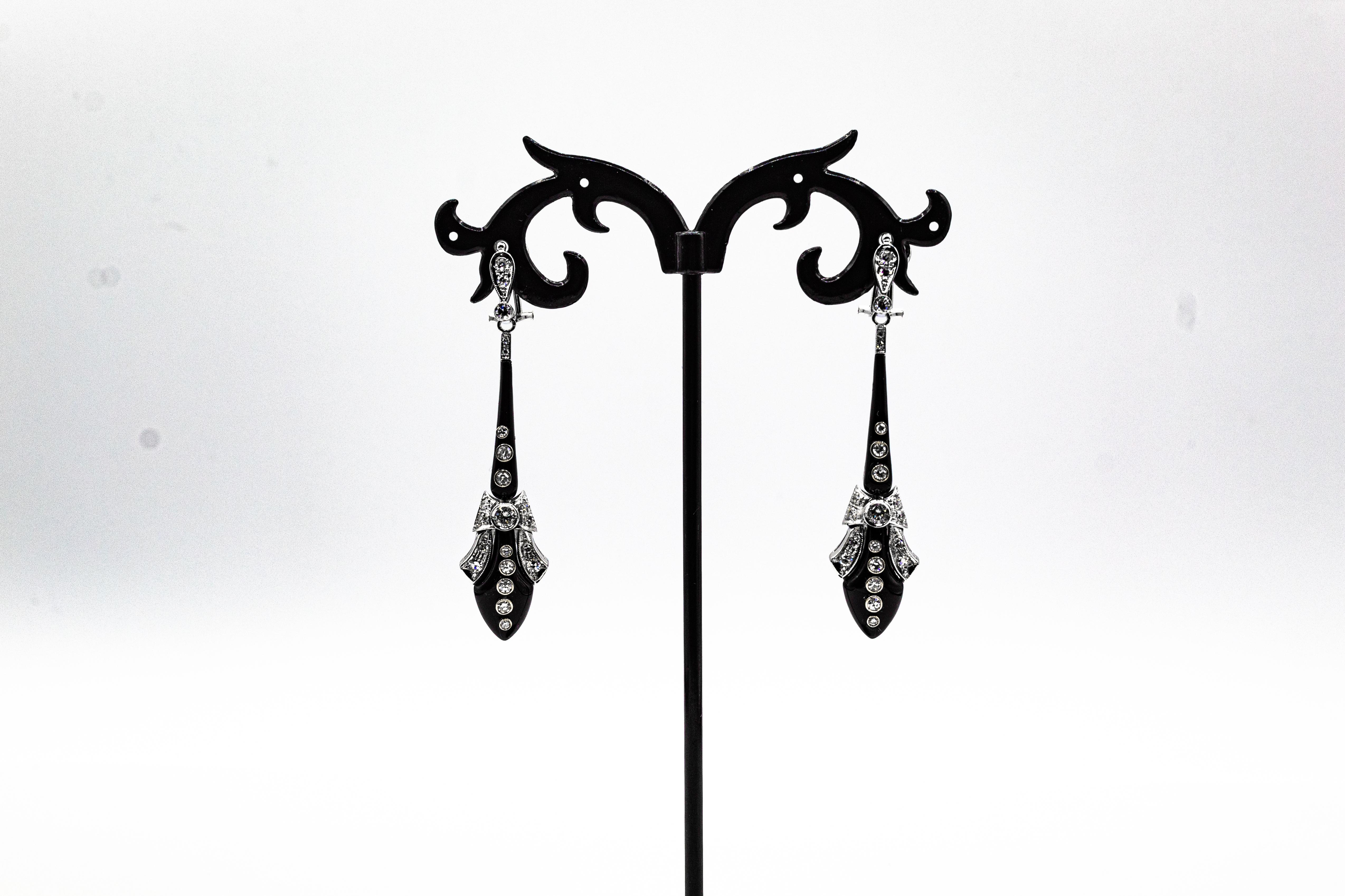 Clips d'oreilles en goutte de style Art déco en or blanc avec diamants blancs et onyx taillés à la main Neuf à Naples, IT