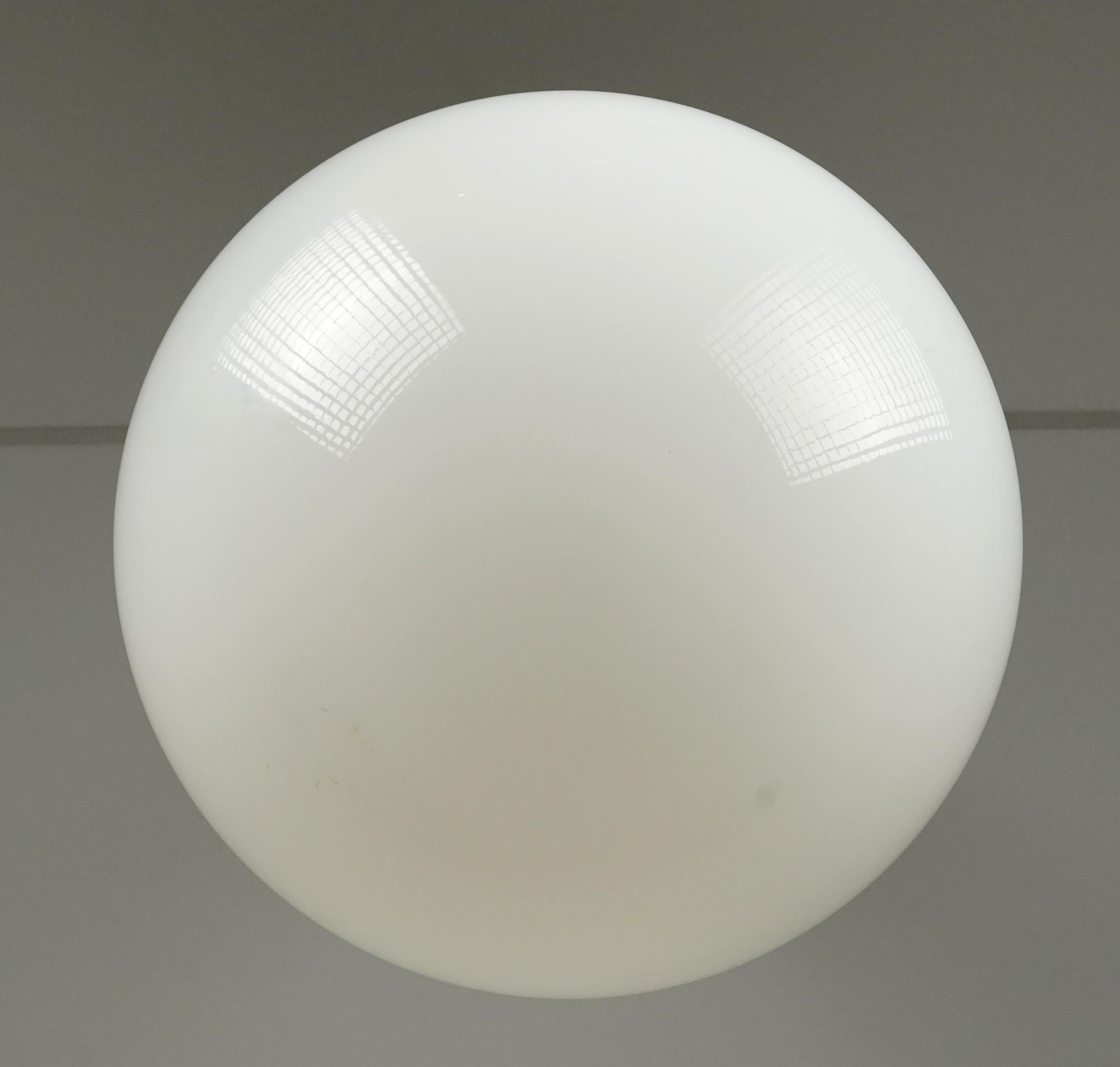 Spazzolato Lampada a sospensione a globo in vetro bianco in stile Art Deco da 16 pollici. Diametro in vendita