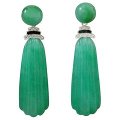 Boucles d'oreilles pendantes en or blanc, diamants, émail noir et jade de Birmanie sculpté, style Art Deco