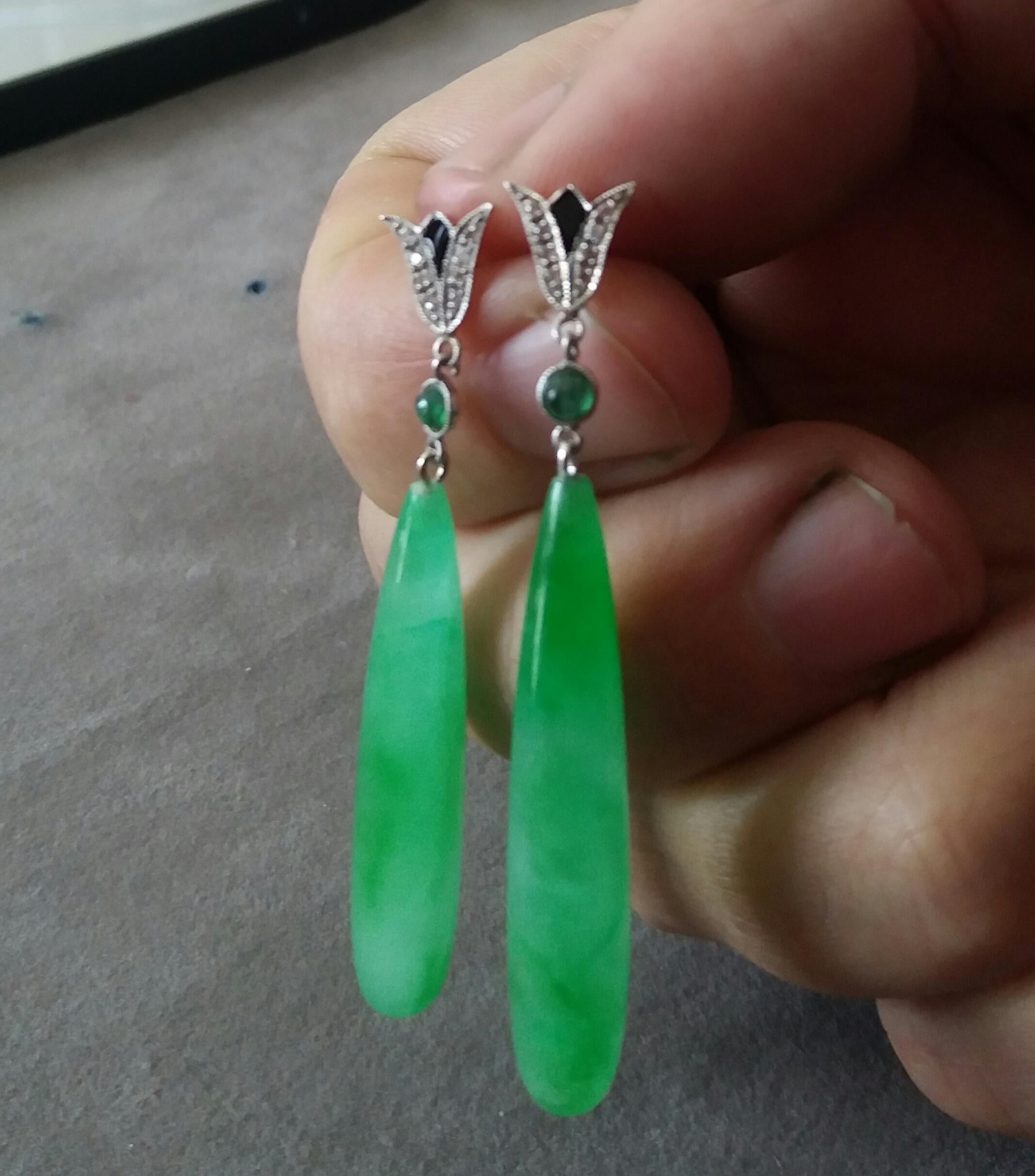 Taglio misto Orecchini pendenti di giada in oro bianco con smeraldi e diamanti e smalto nero in stile Art Deco in vendita