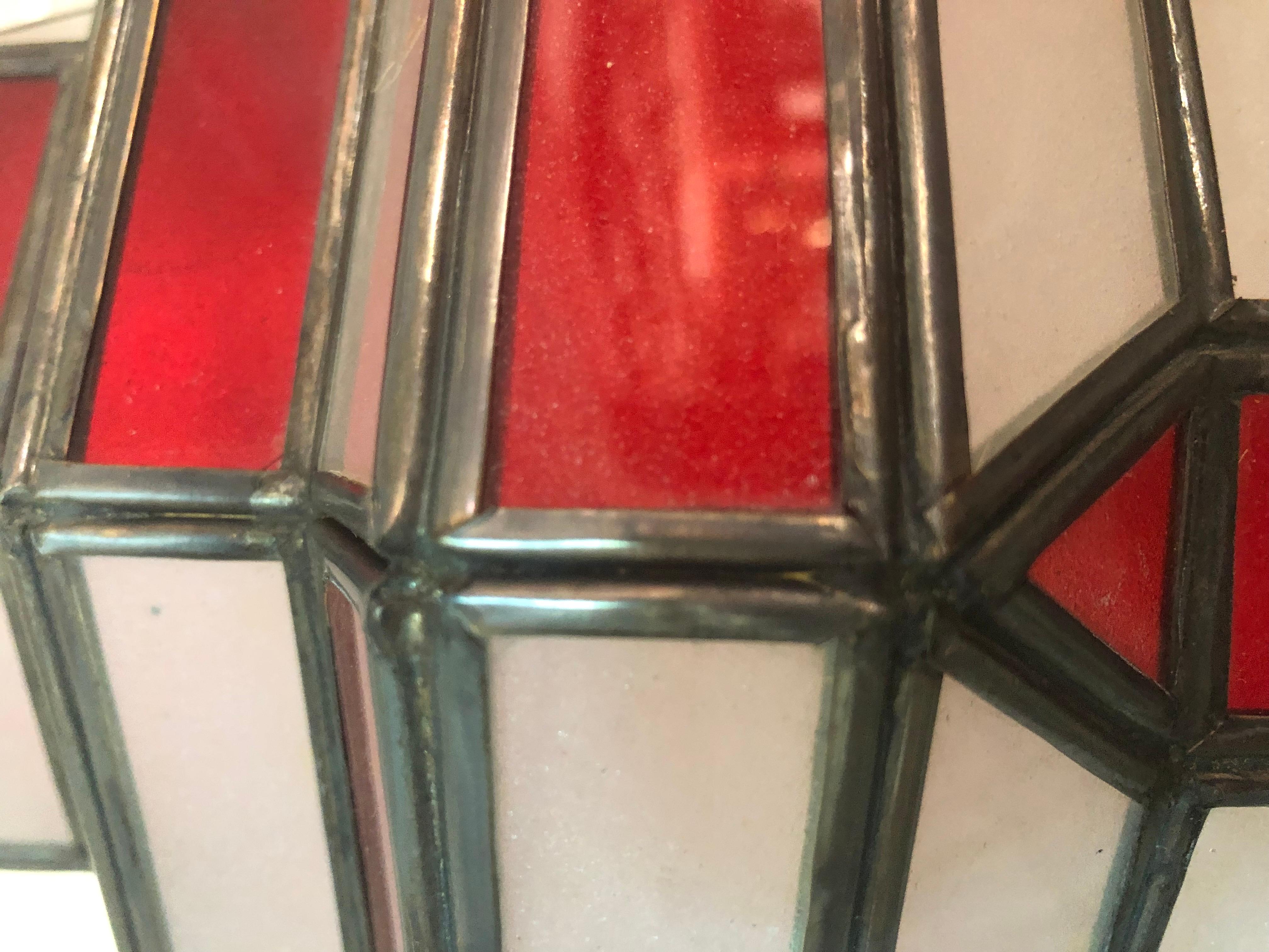 Paire de lustres, pendentifs ou lanternes en verre blanc laiteux et rouge de style Art Déco en vente 9